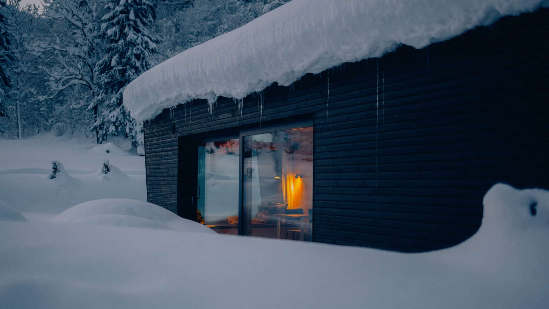 meterhoher Schnee vor dem Tiny House