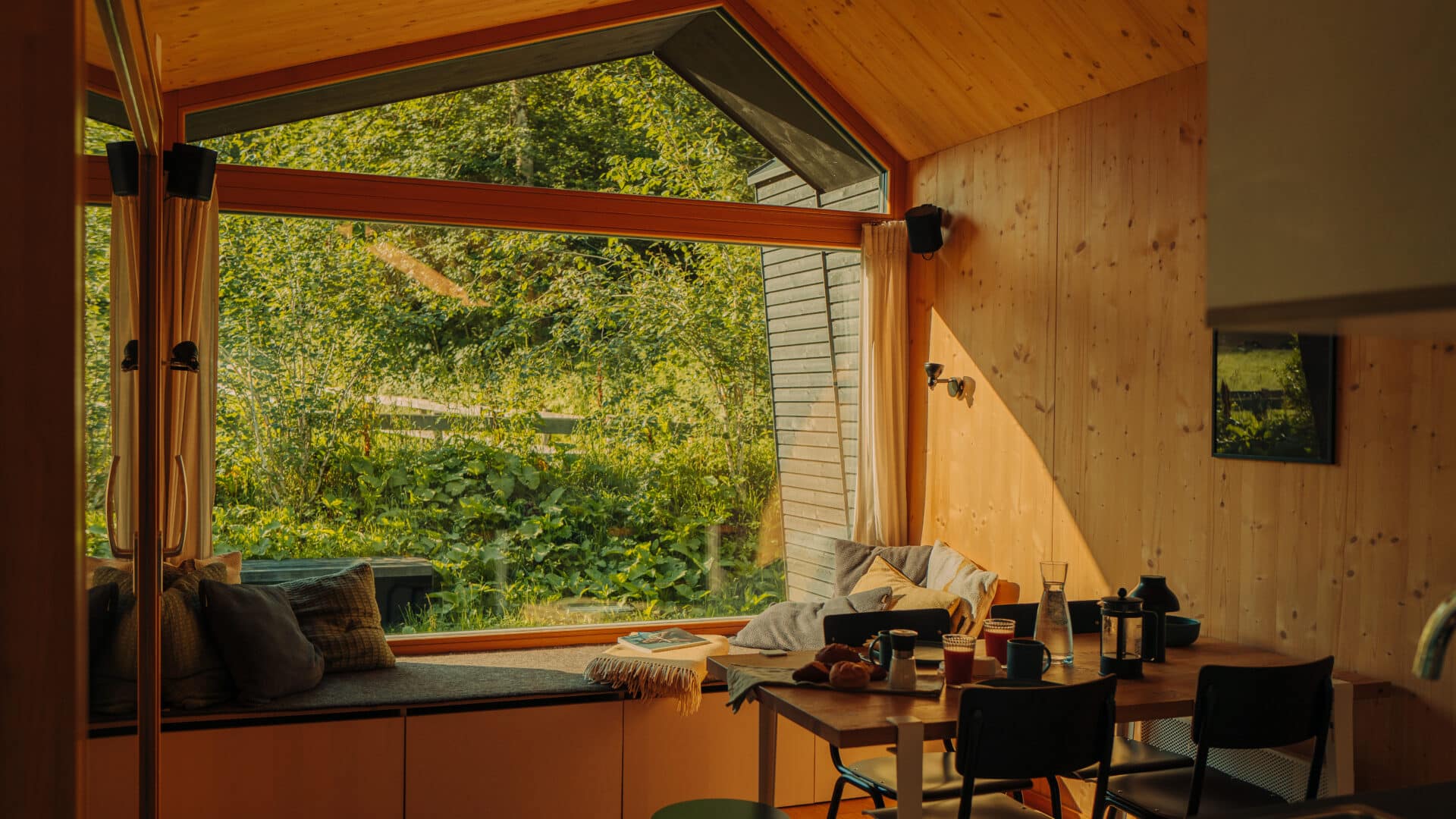 Wohnraum im tiny House mit großem Panoramafenster