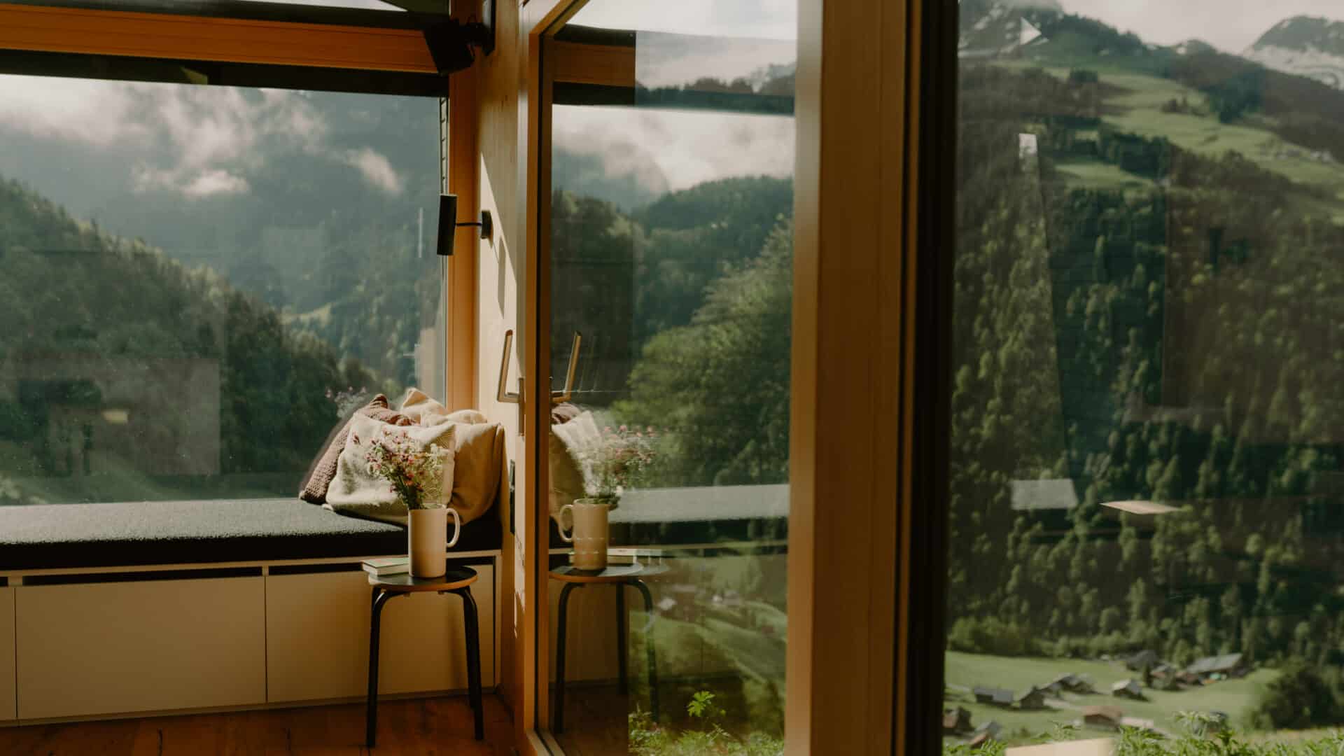 Fensterfront mit Blick auf die Natur