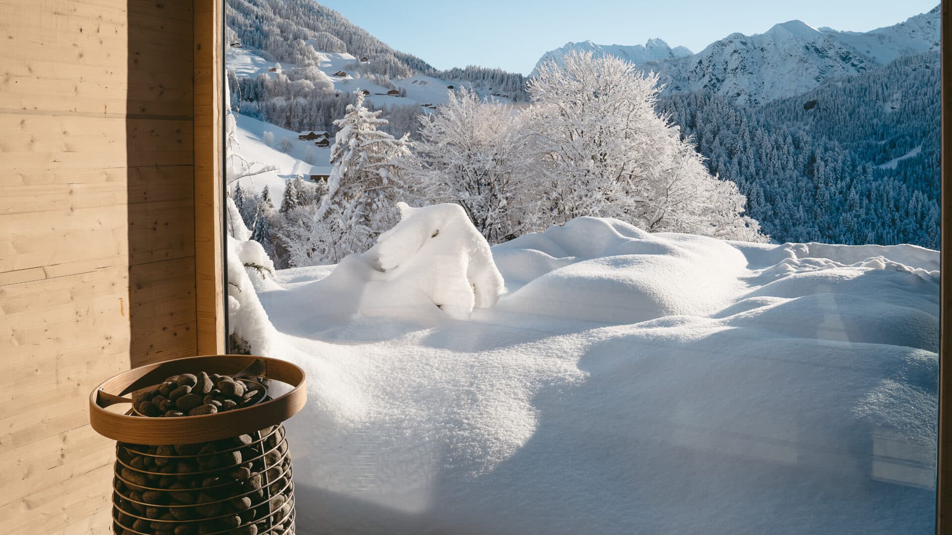 Blick aus dem Fenster auf schneebedeckte Natur