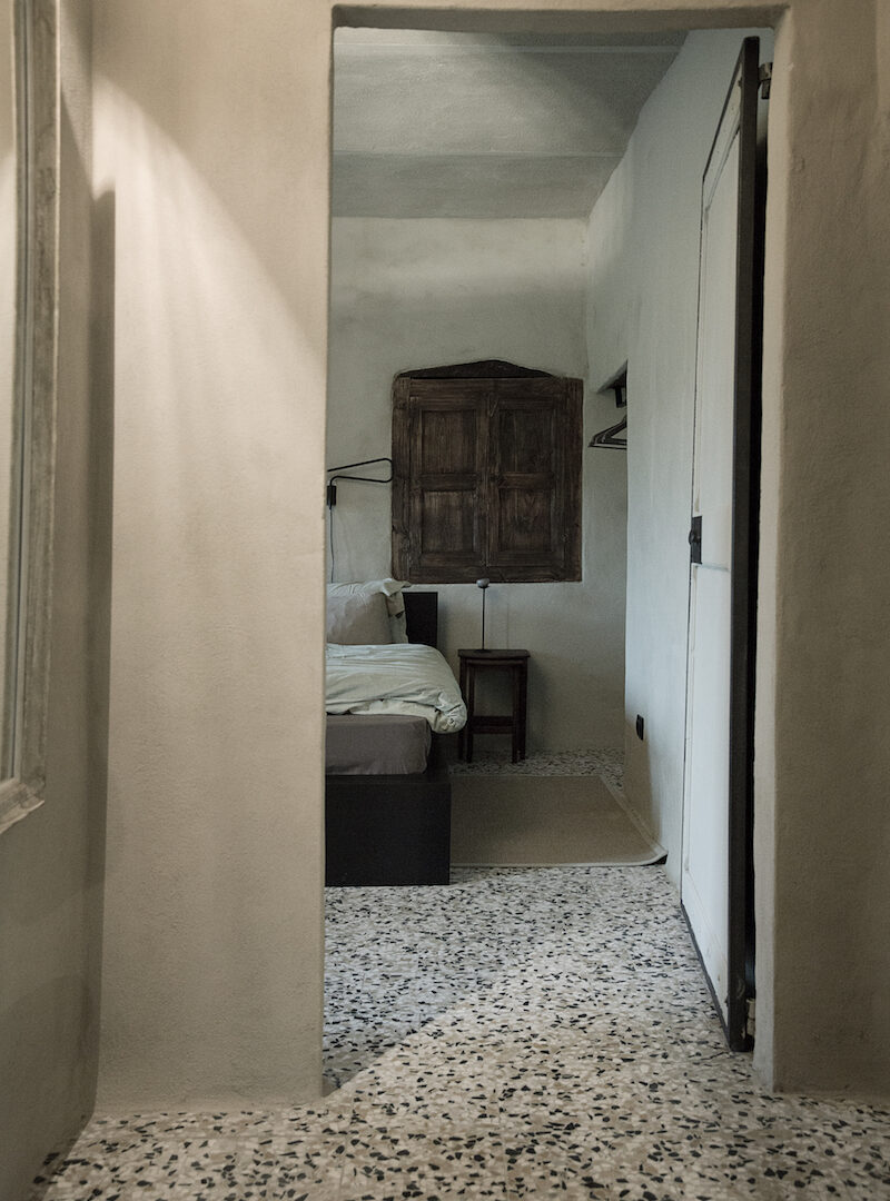Blick ins Schlafzimmer in einem Ferienhaus des Serafina Vereins