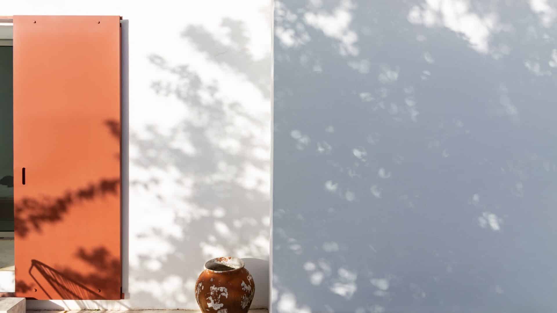 Licht und Schatten an einer weißen Wand der Villa