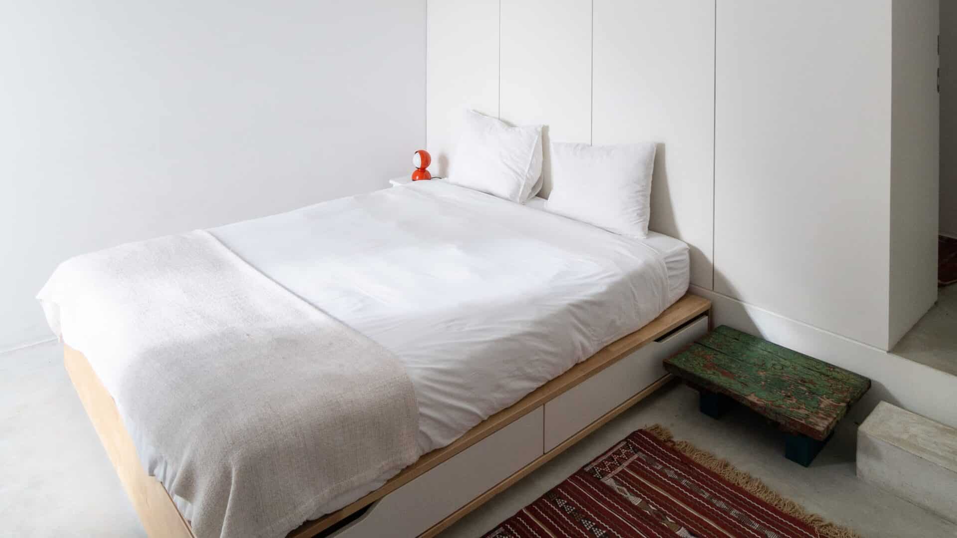 Schlafzimmer mit Bett und Teppich