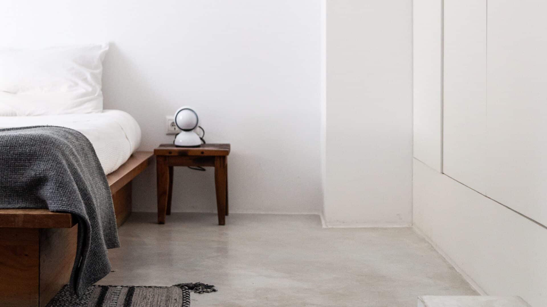 Ecke eines Bettes im Schlafzimmer