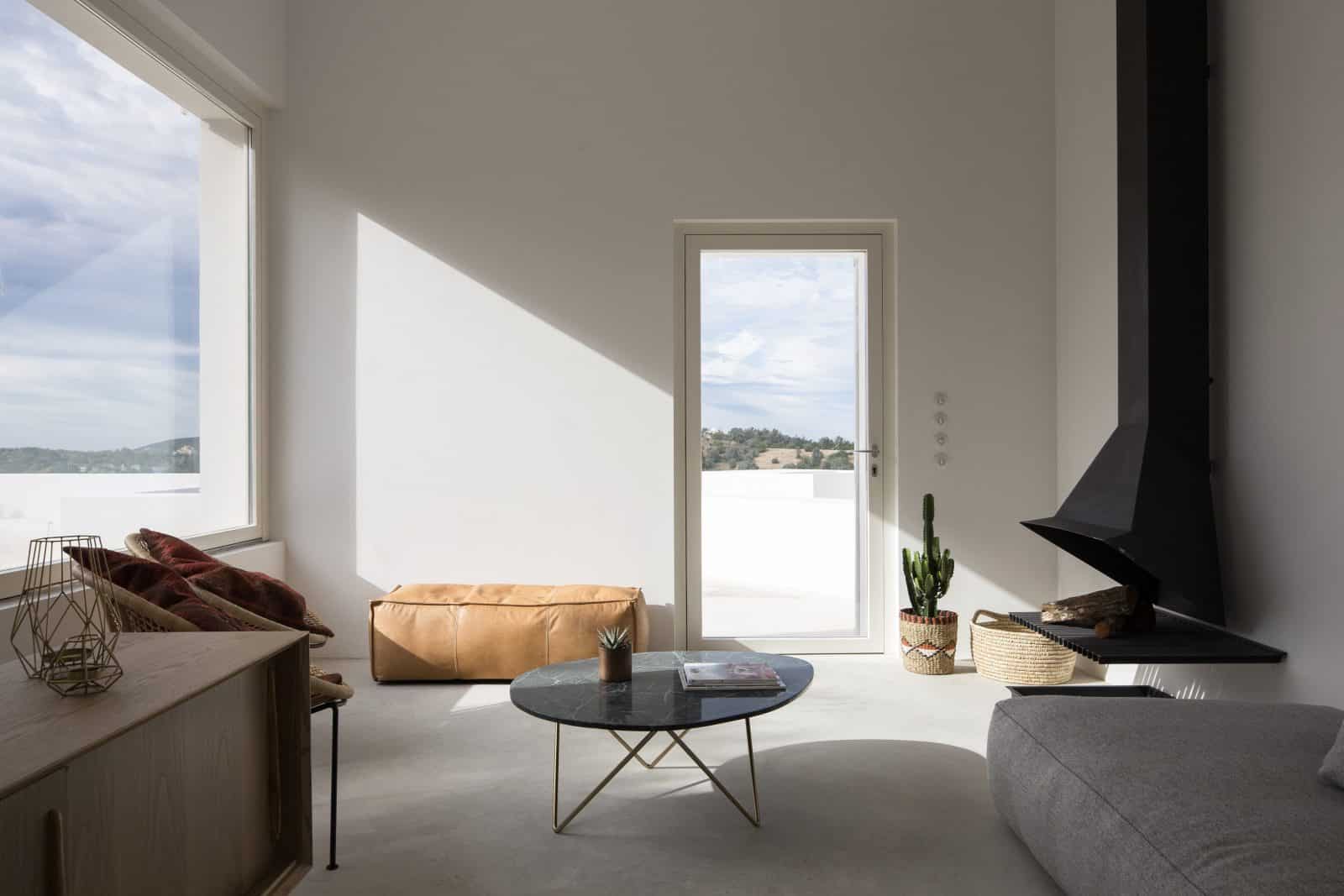 Sonnenlicht fällt durch ein großes Fenster in das Schlafzimmer