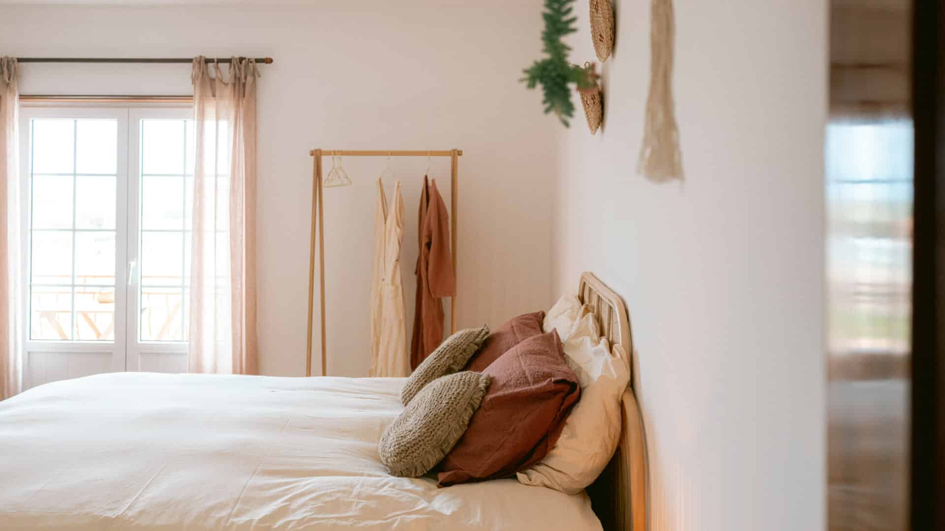 Bett und Kleiderständer im Hotelzimmer, Casa Quintas