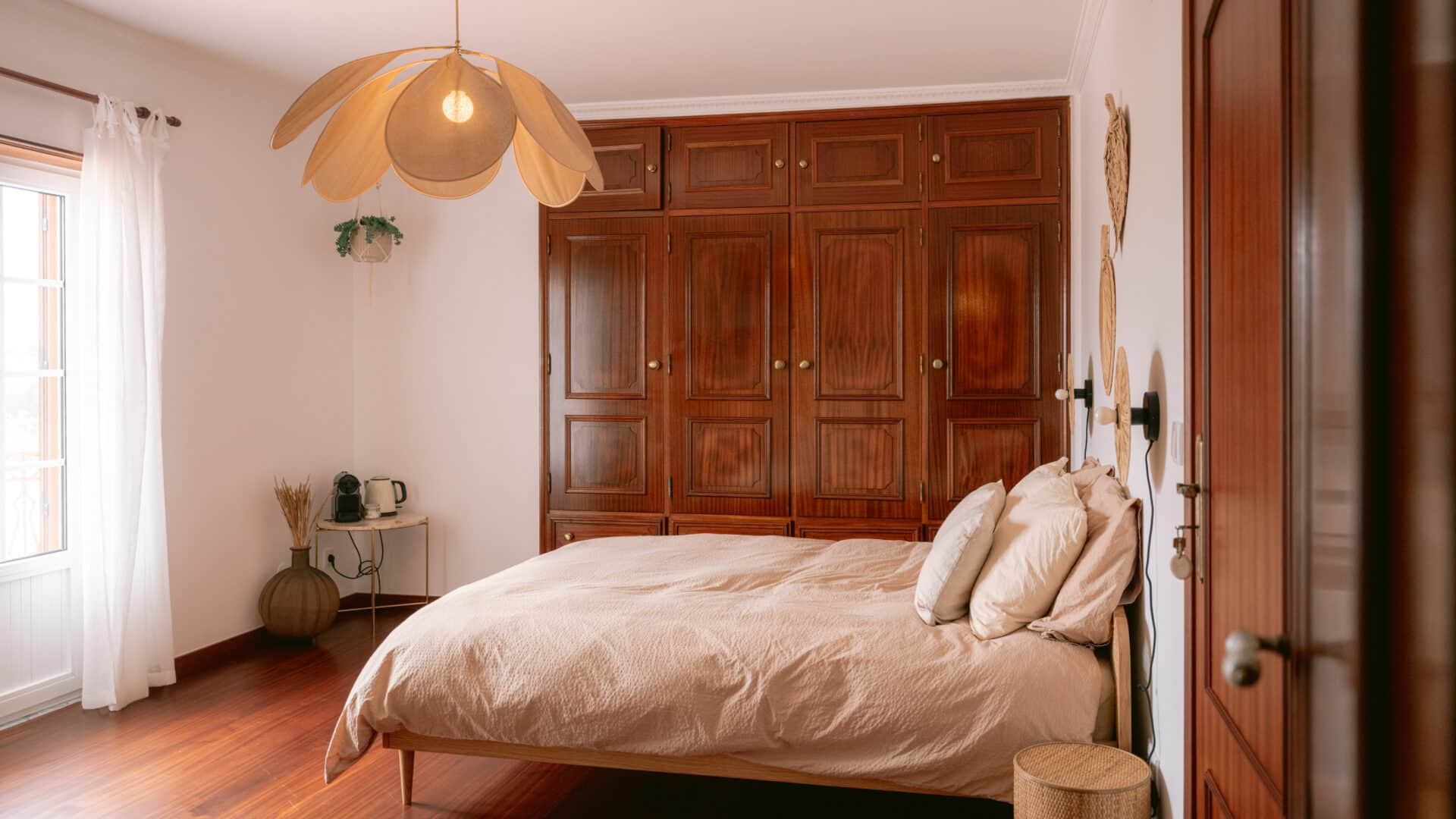 Doppelbett und antiker Einbauschrank in der Casa Quintas