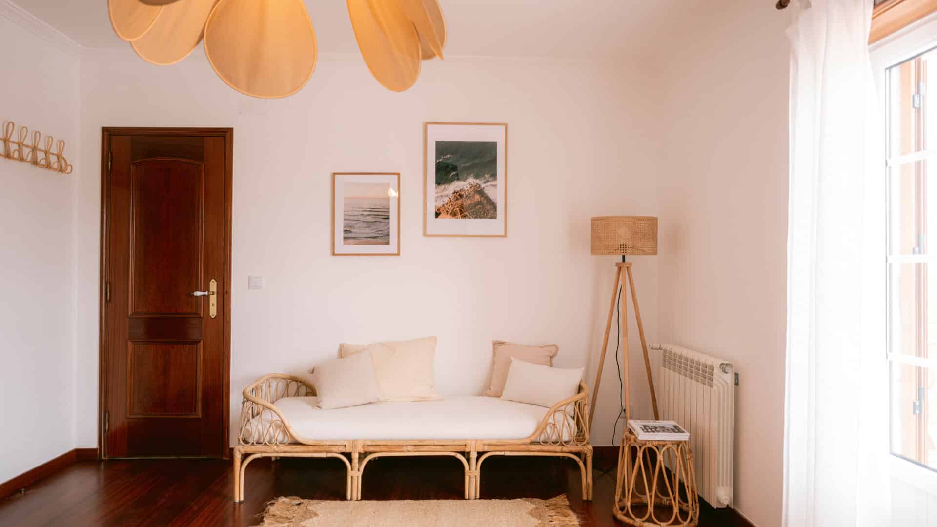 Rattan-Couch im Hotelzimmer der Casa Quintas