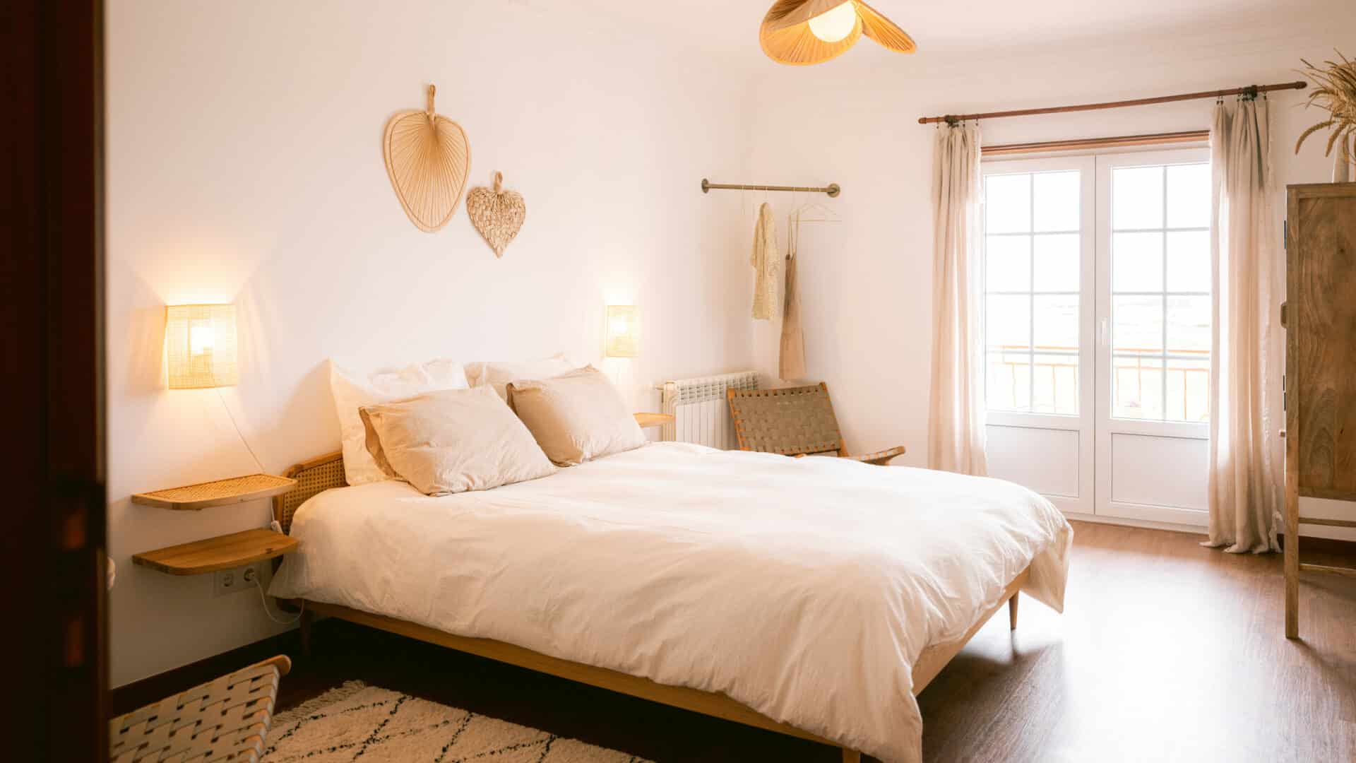 Doppelzimmer mit Bett und Fenster im Casa Quintas
