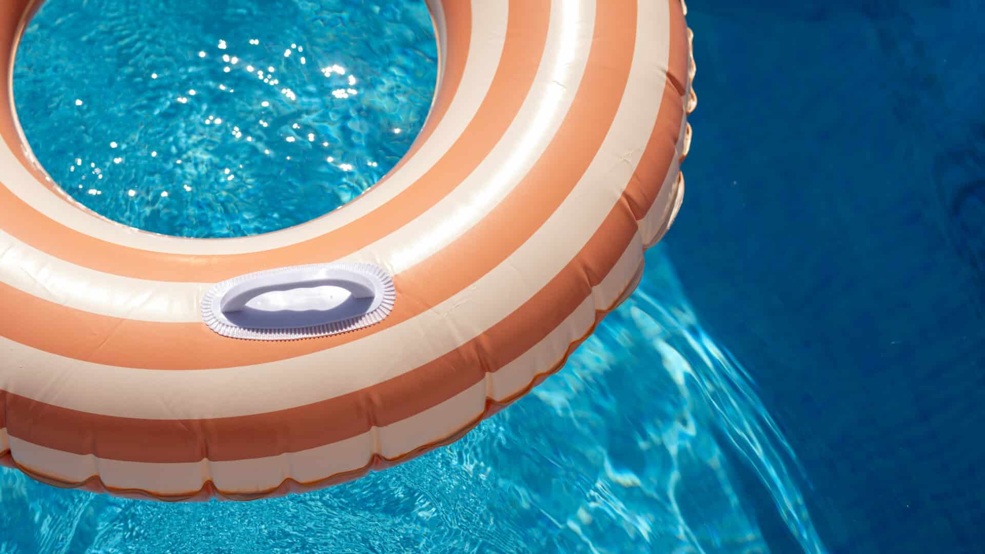 zwei Schwimmreifen im Pool, Casa Quintas