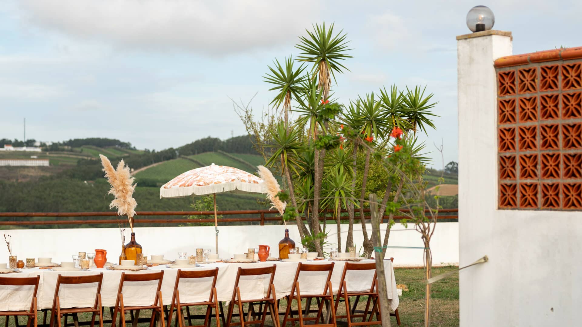 gedecketr Tisch im Garten des Hotels Casa Quintas