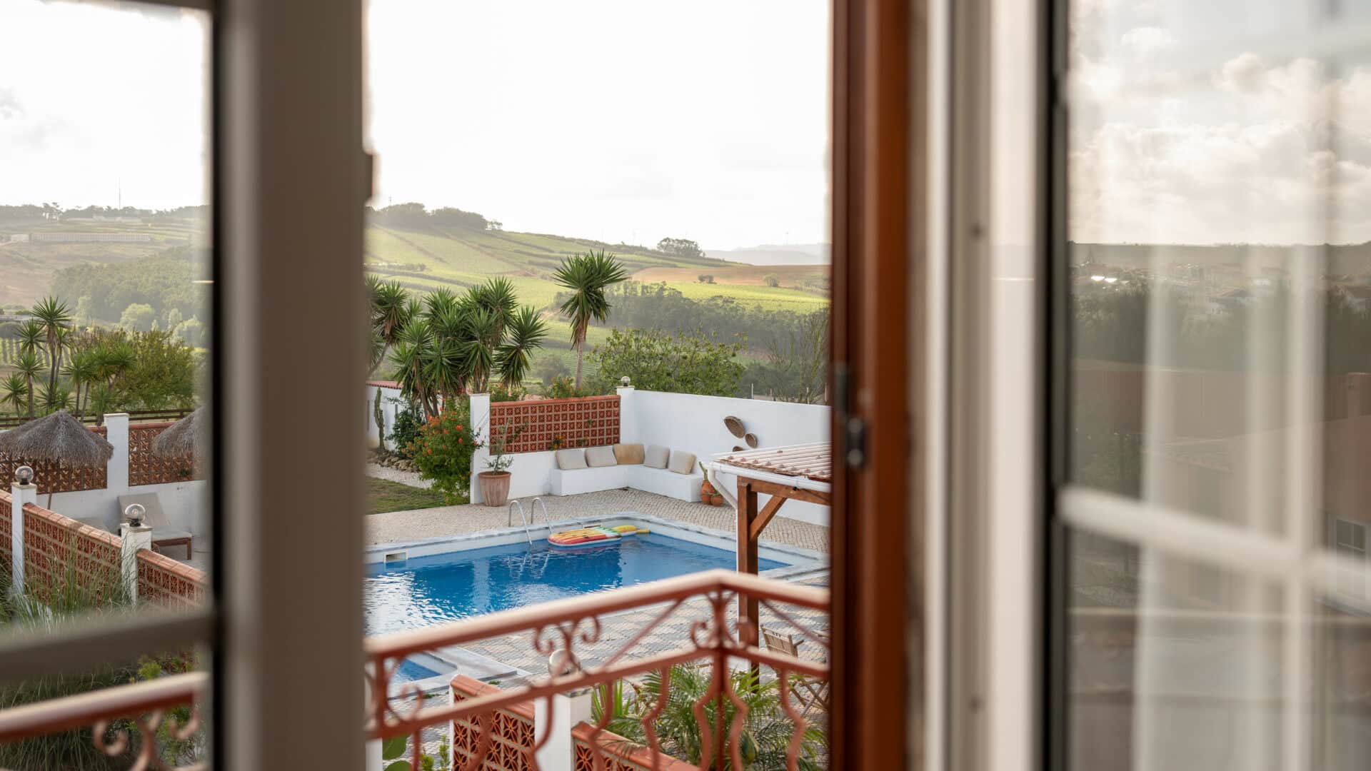 Blick aus dem Hotelzimmer auf den Pool im Casa Quintas