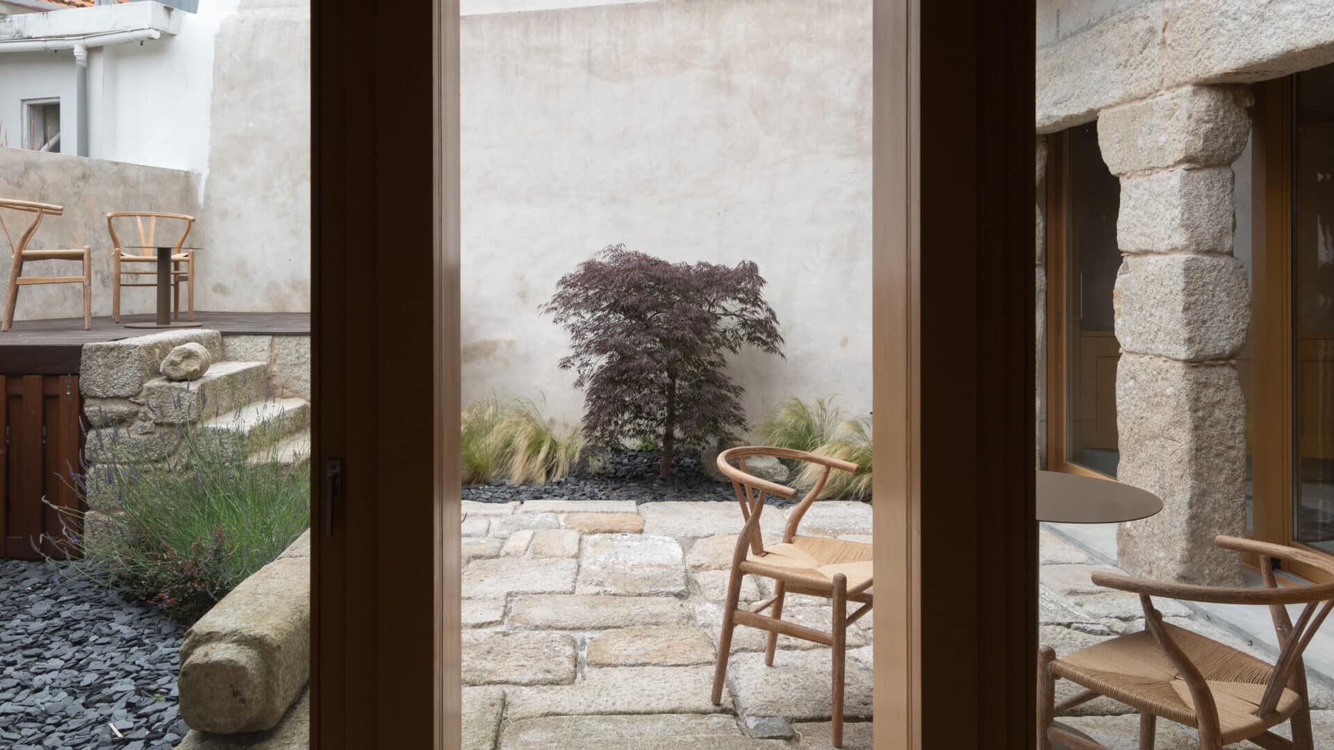 Blick durch das Fenster im Na Travessa Suites