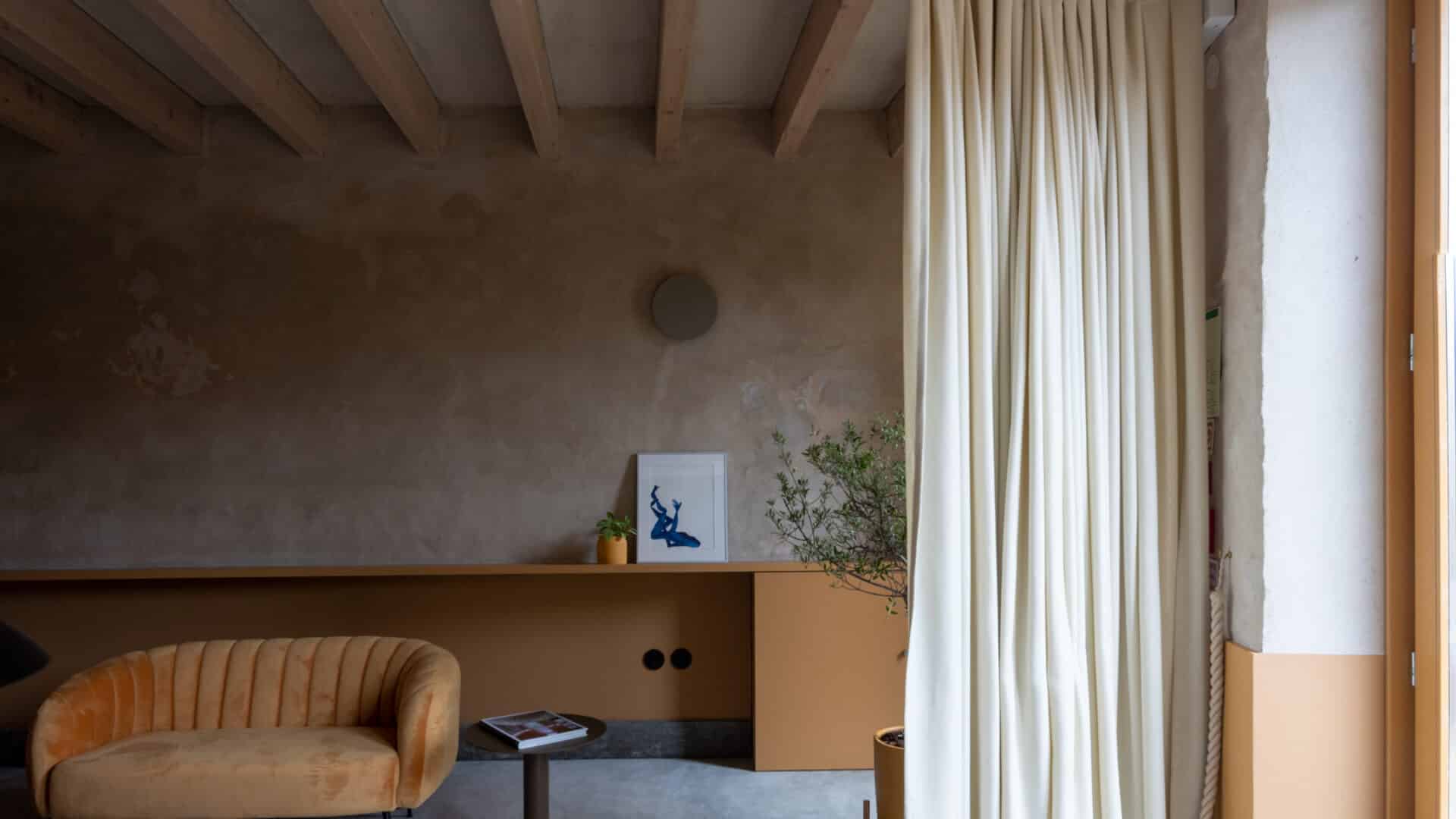 Sofa und Regal im Hotel Na Travessa Suites