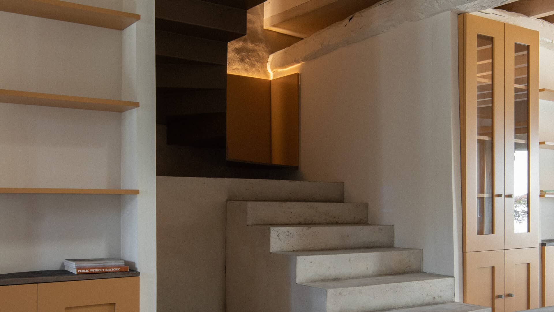 Steintreppe im Gastraum im Hotel Na Travessa Suites