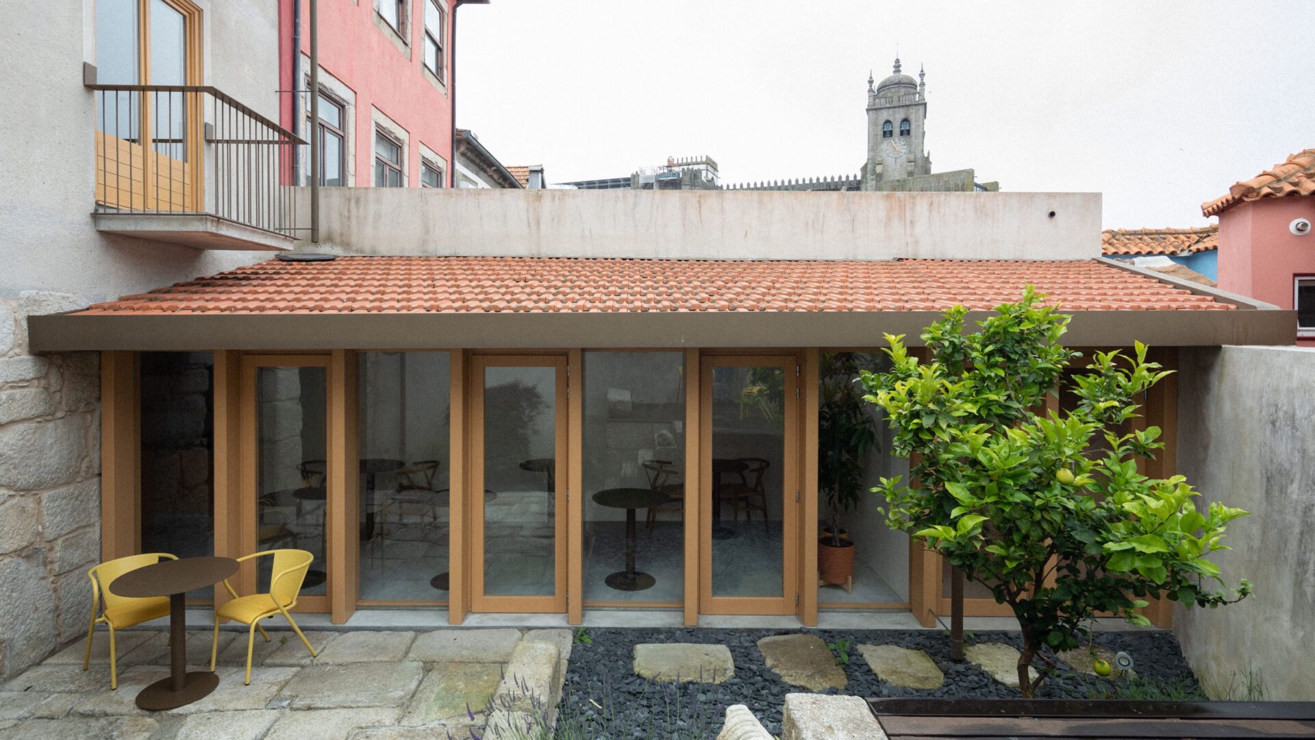 Terrasse und Gastraum im Hotel Na Travessa Suites
