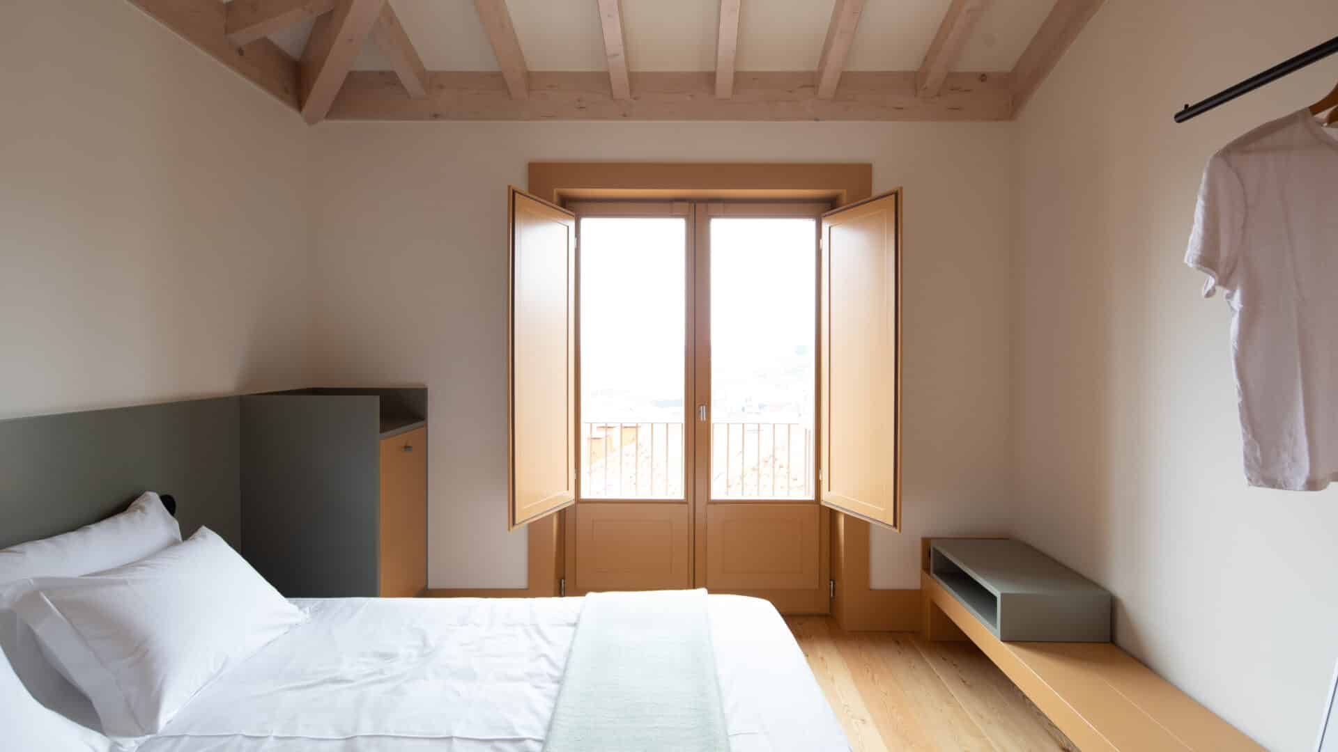Doppelbett mit Fenster im Hotel Na Travessa Suites