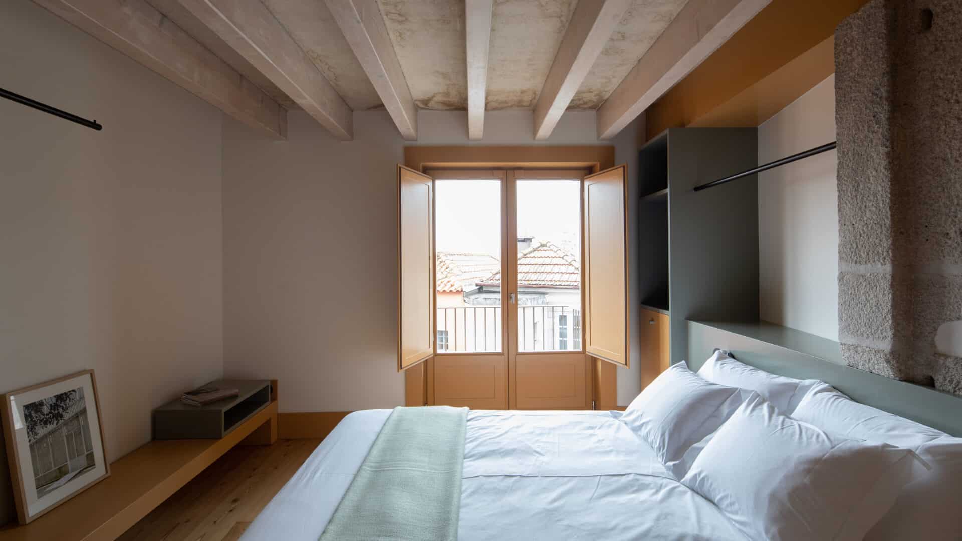 Doppelbett mit Fenster im Na Travessa Suites