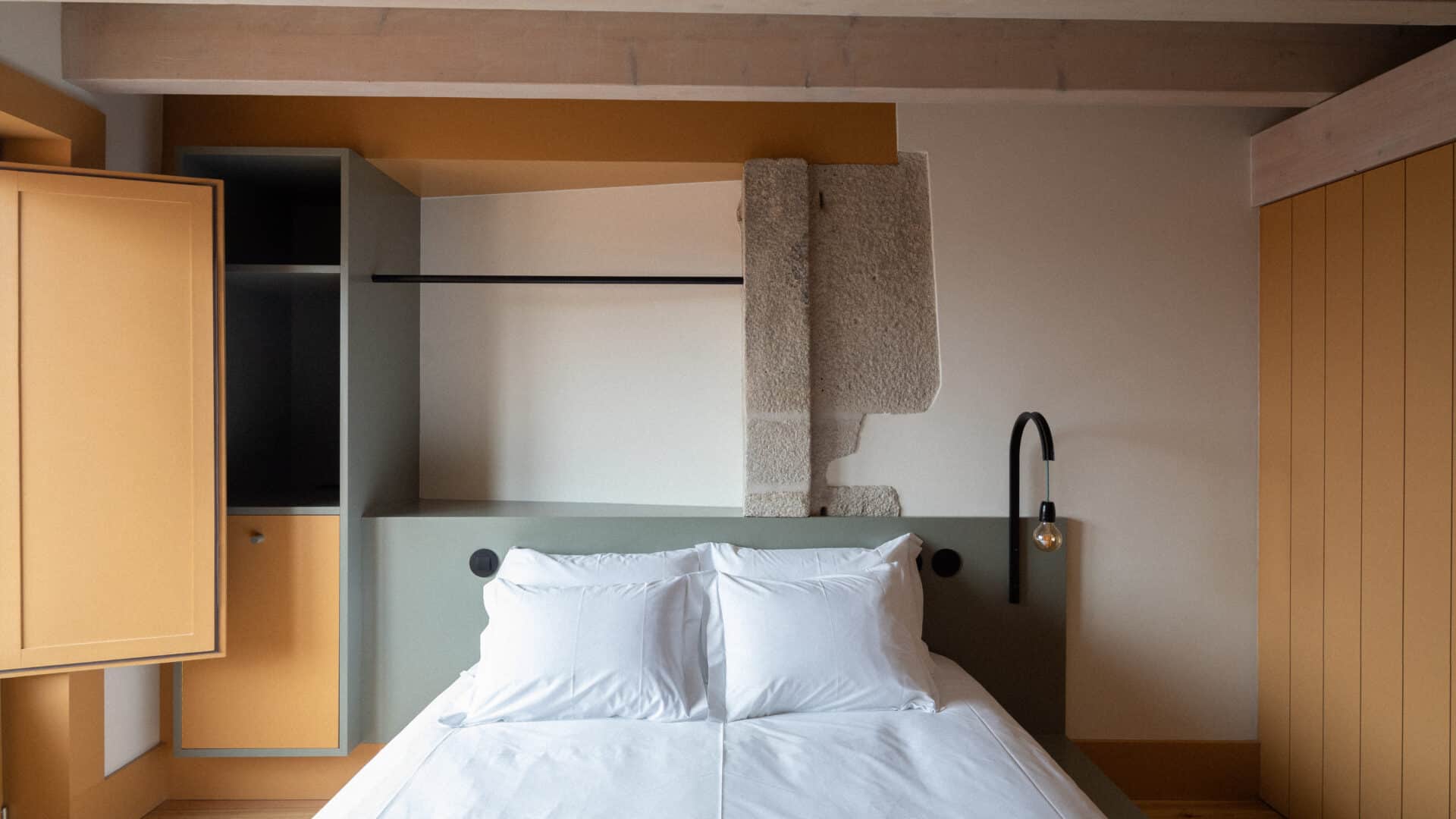 Doppelbett im Hotel Na Travessa Suites