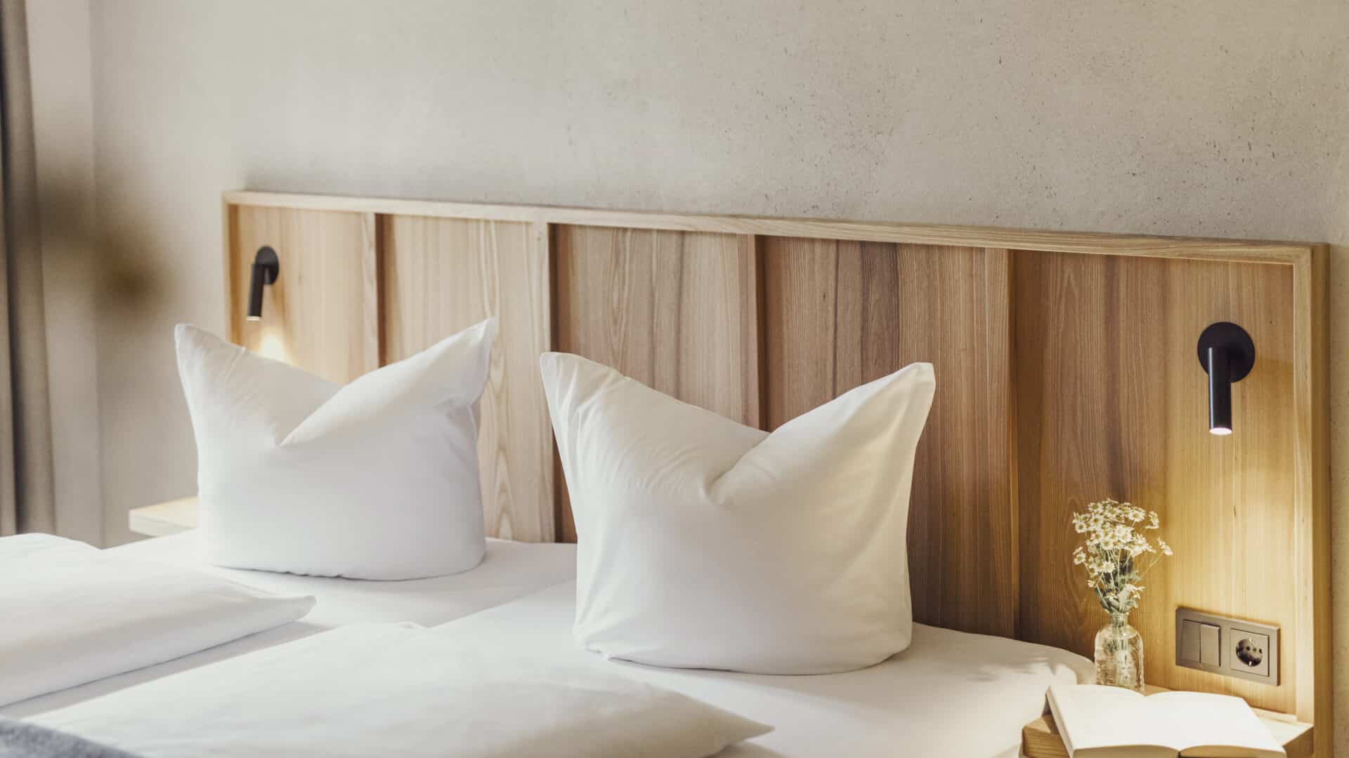 Doppelbett mit zwei weißen Kissen