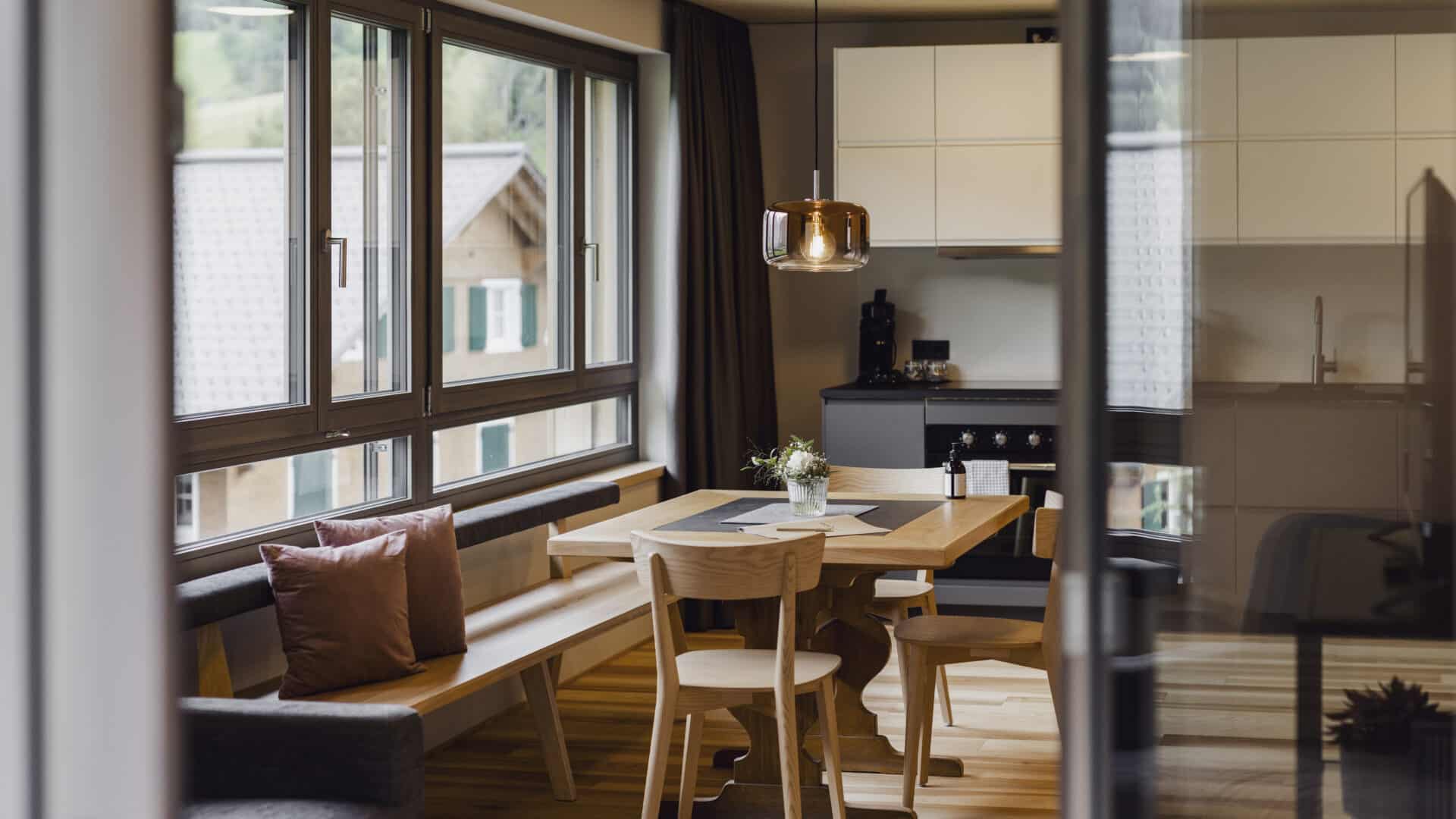 Küche im Apartment und großes Fenster mit Ausblick
