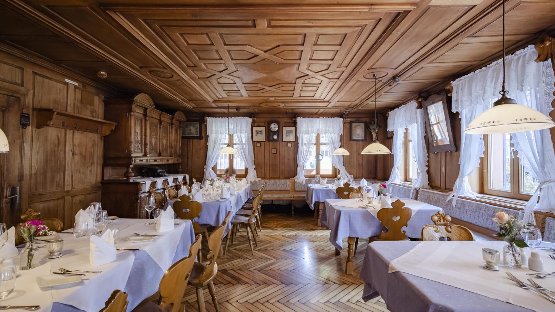 Restaurant mit gedeckten Tischen