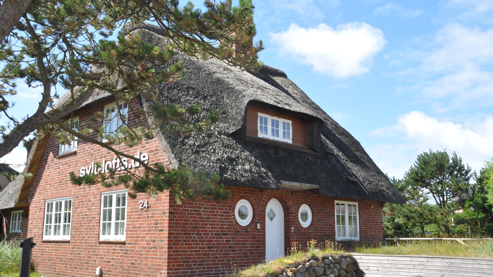 Boutique-Ferienhaus mit Reetdach auf der Nordseeinsel Sylt.