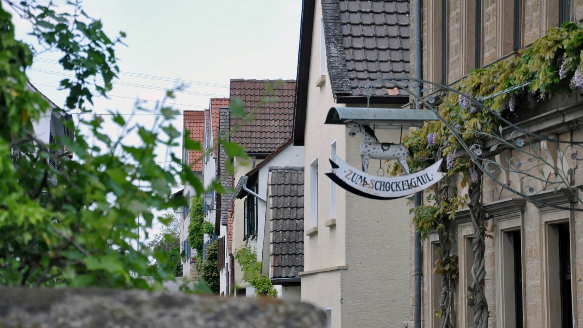 Zum Schockelgalu von außen mit Hausschild