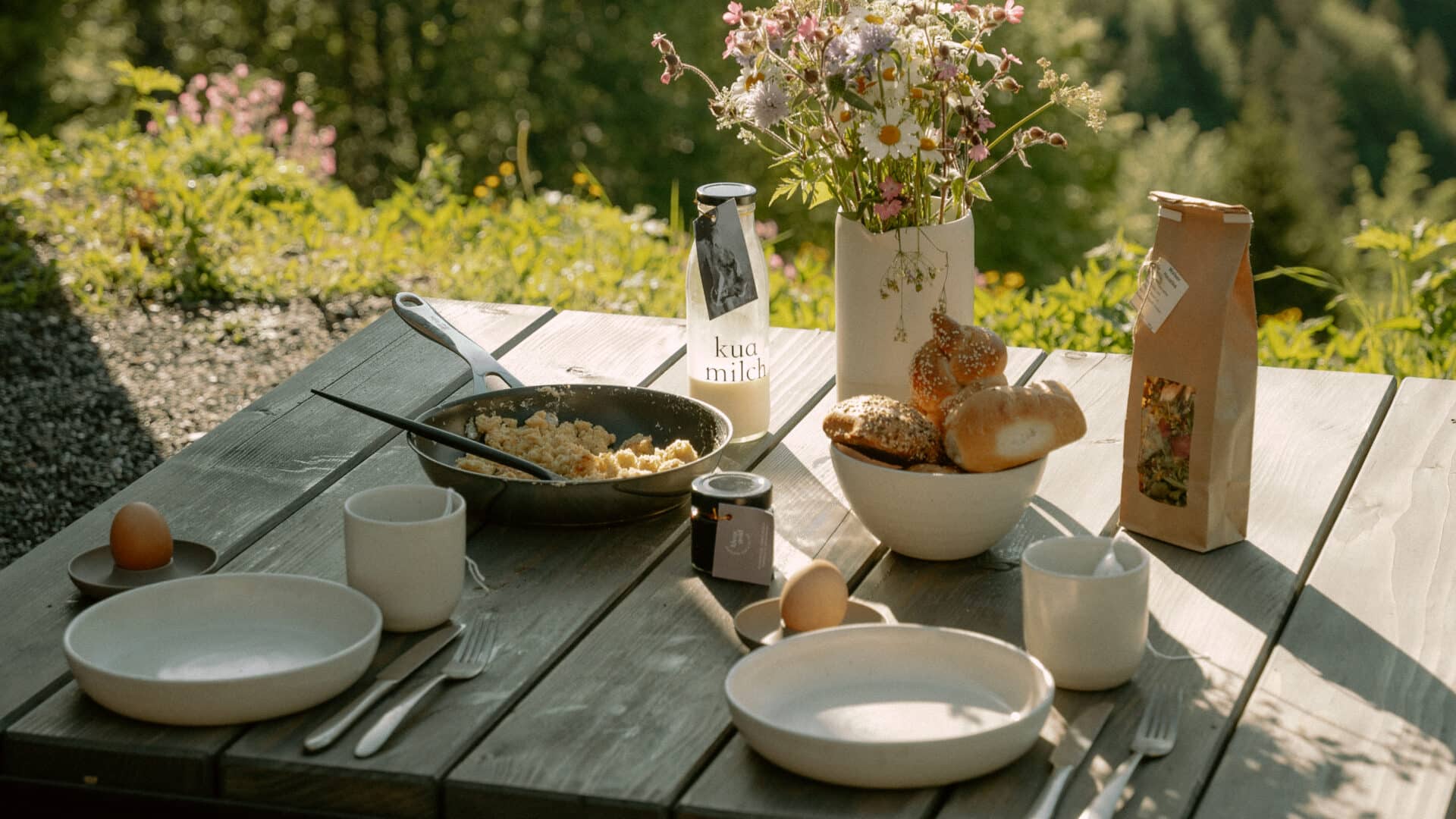 gedeckter Frühstückstisch vor Naturkulisse