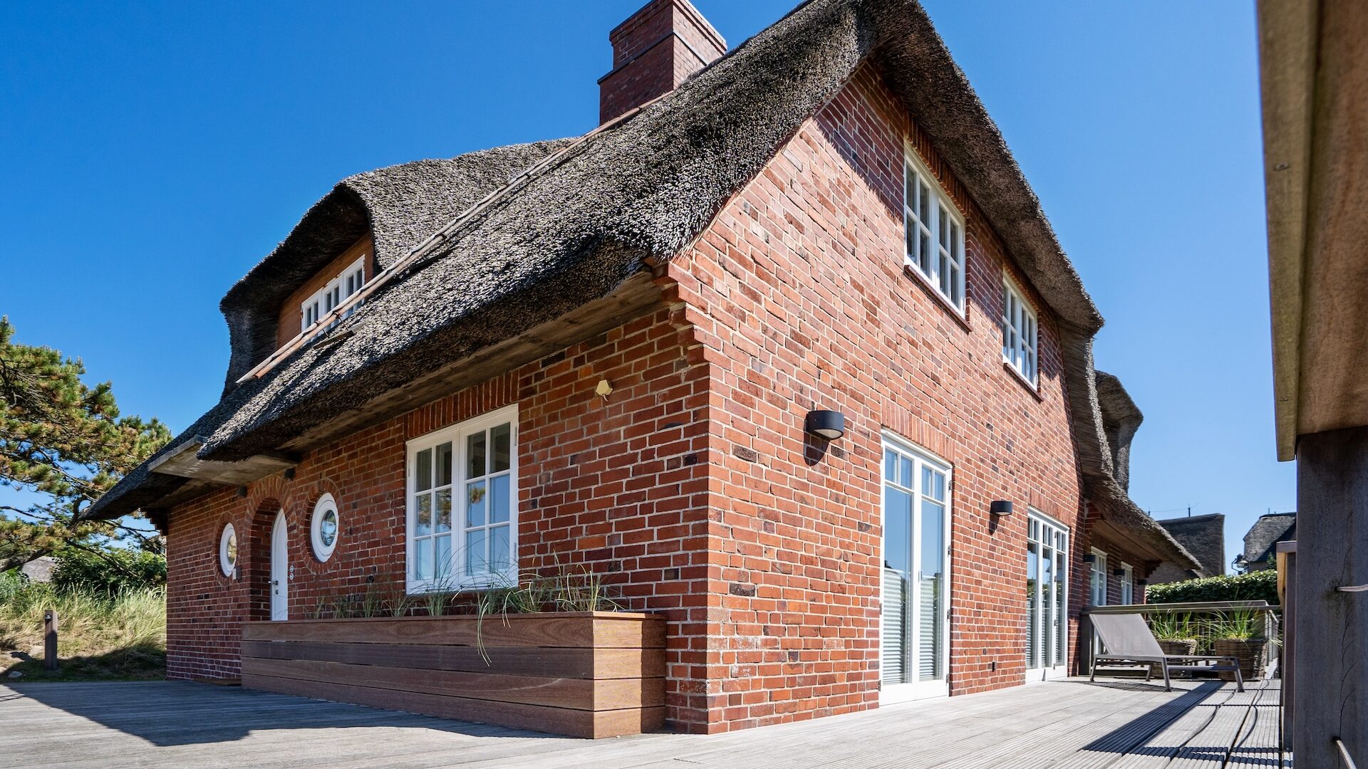 Boutique-Ferienhaus mit Reetdach auf der Nordseeinsel Sylt.