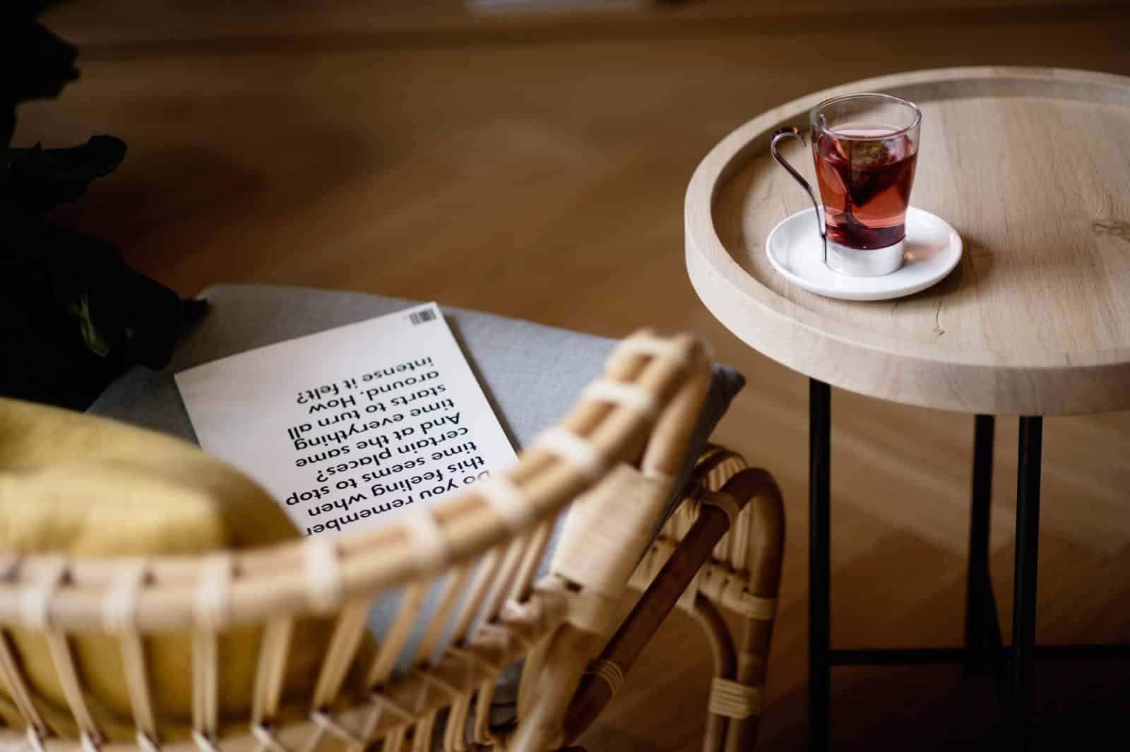 Sitzplatz mit Zeitschrift und Tee im Hotel Schwarzschmied