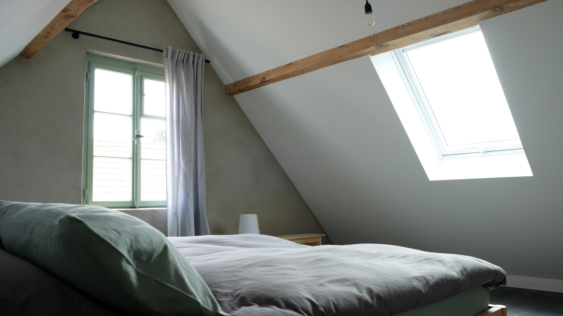 Doppelbett und Fenster in der Ferienwohnung des Schockelgaul