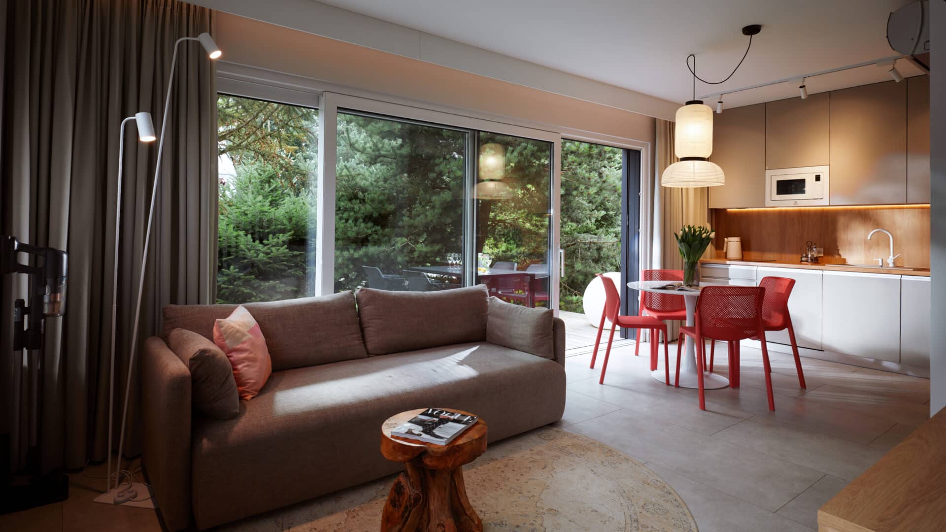 Wohn- und Esszimmer mit großem Sofa