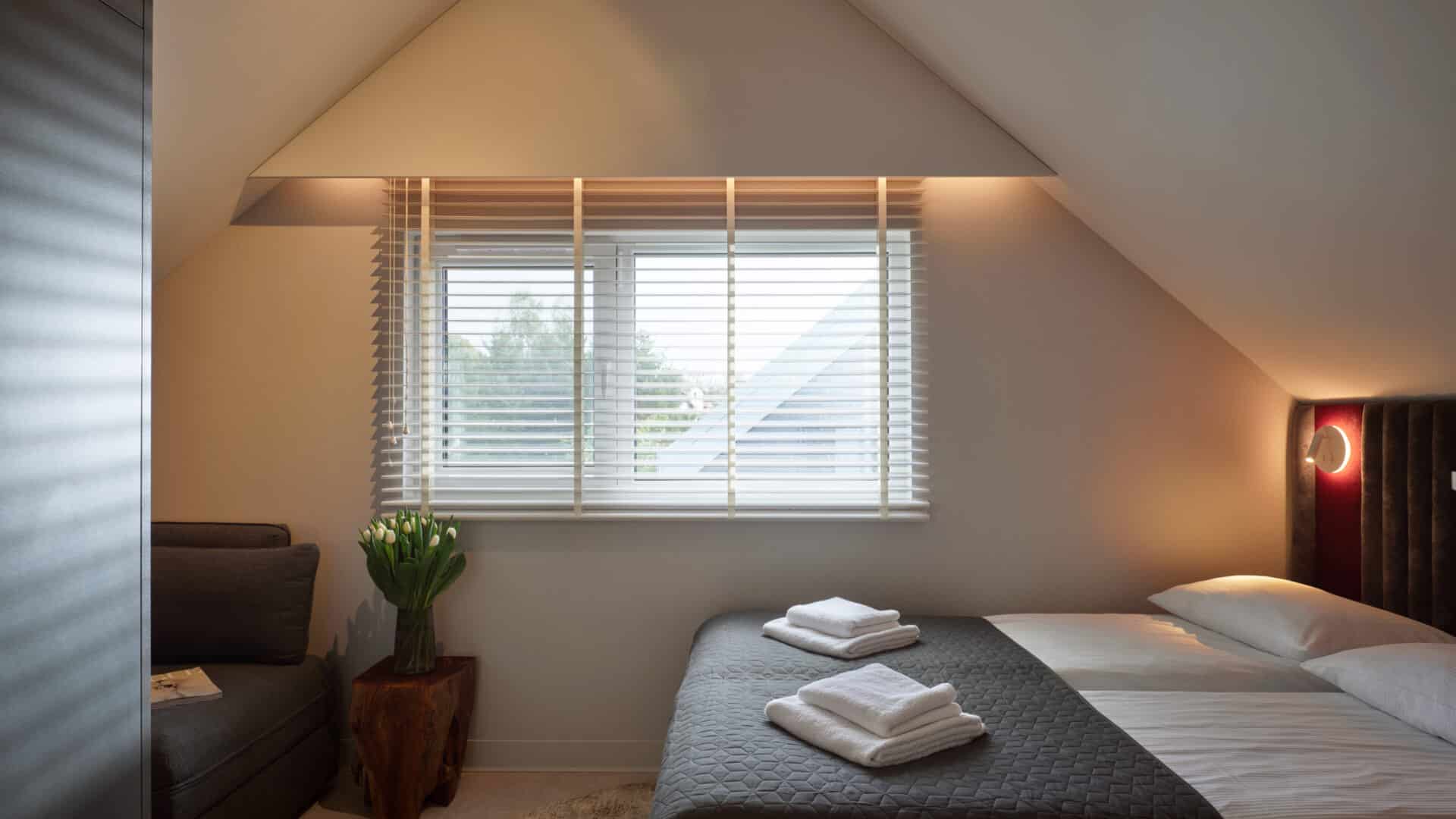 Schlafzimmer mit Doppelbett