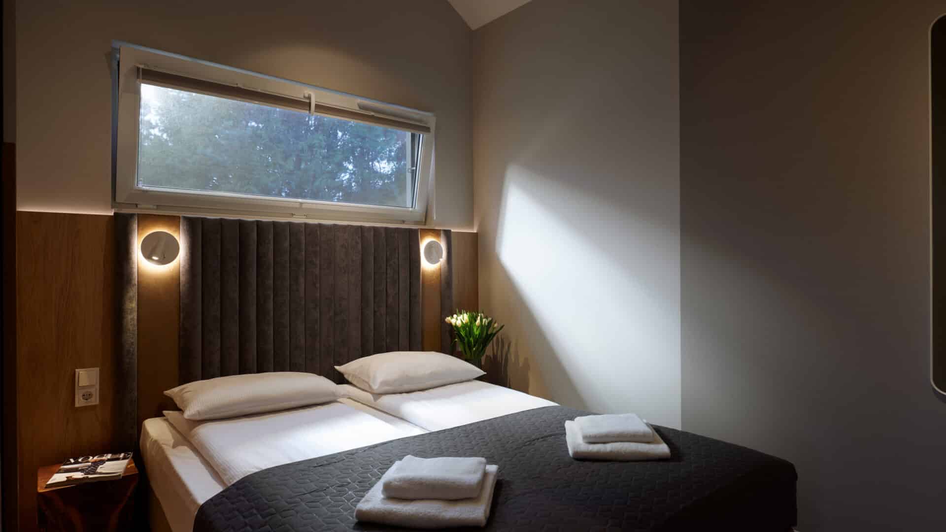 Doppelbett und Oberlicht