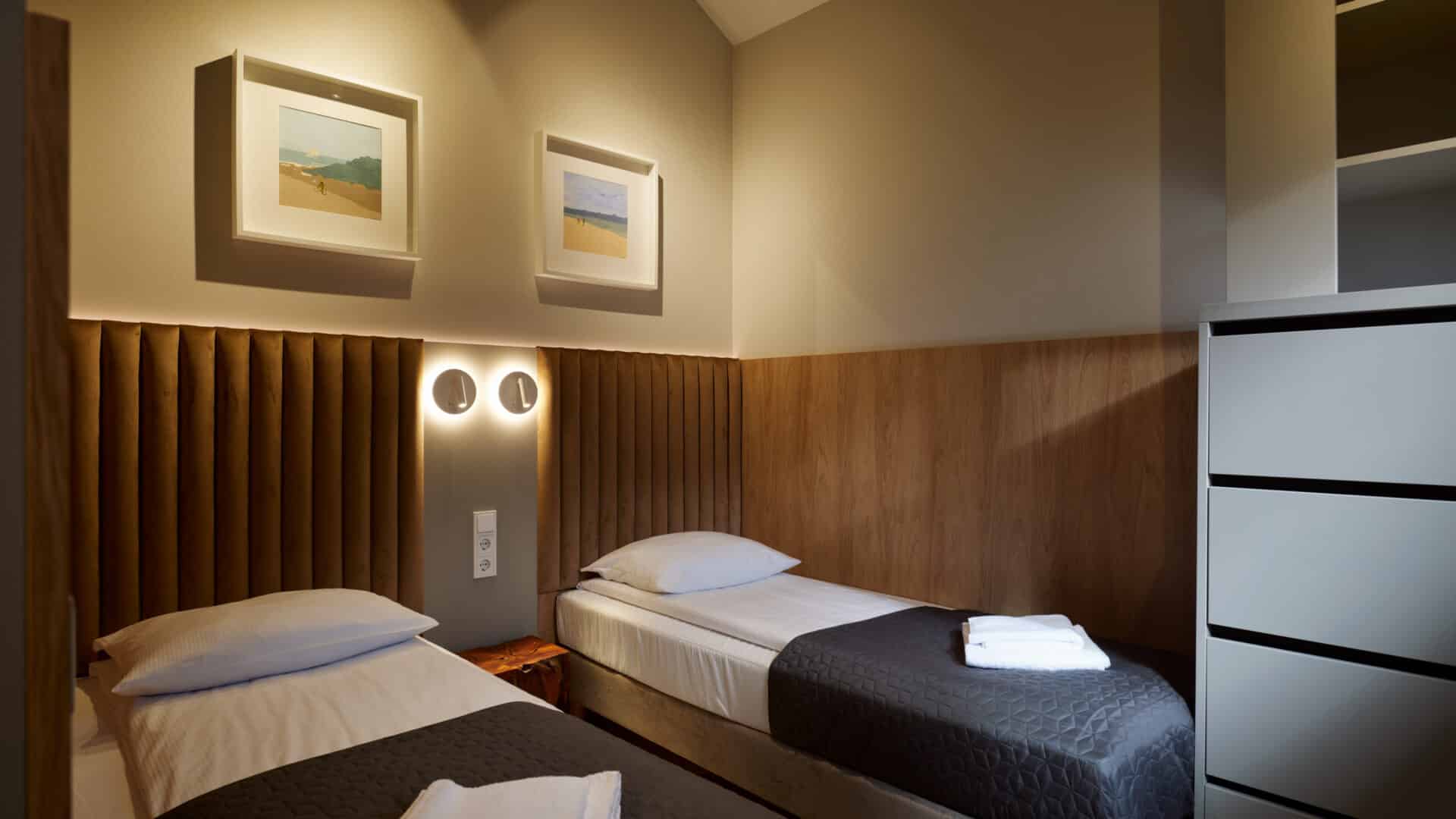 Schlafzimmer mit zwei Einzelbetten