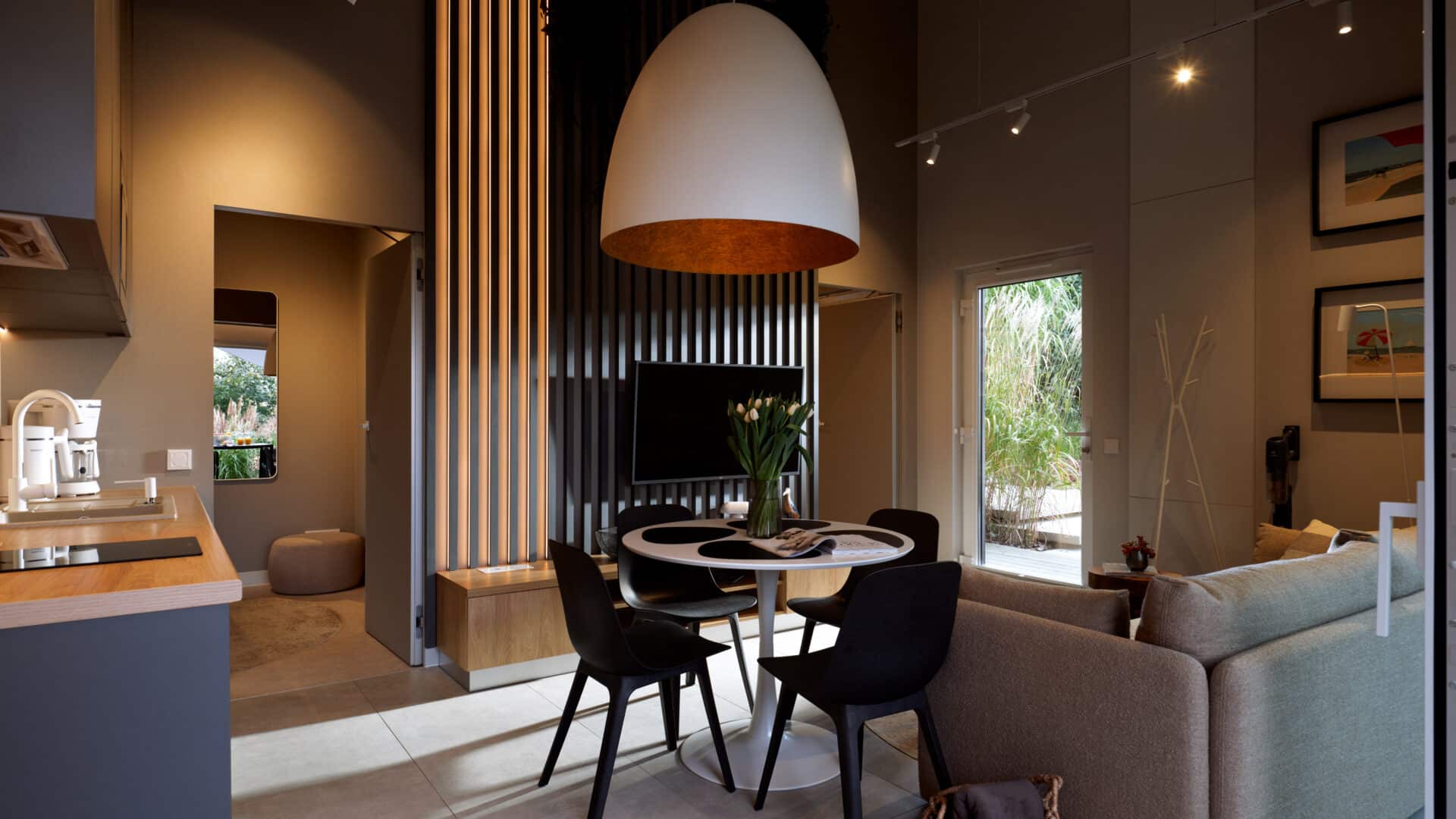 Wohn- und Esszimmer mit Esstisch, Sofa und großer Lampe