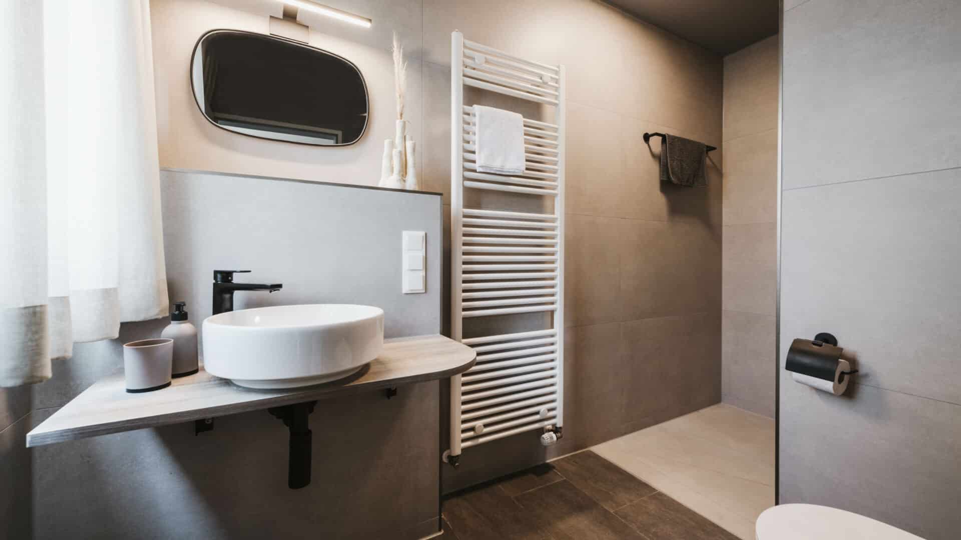 Badezimmer mit Dusche im Seehotel Gronau