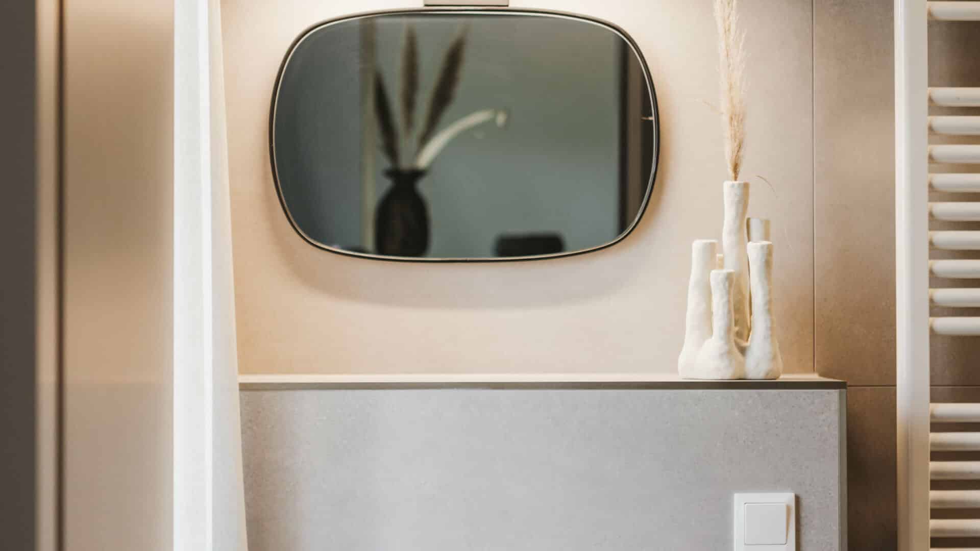 Waschbecken und Spiegel im Ferienapartment des Seehotel Gronau