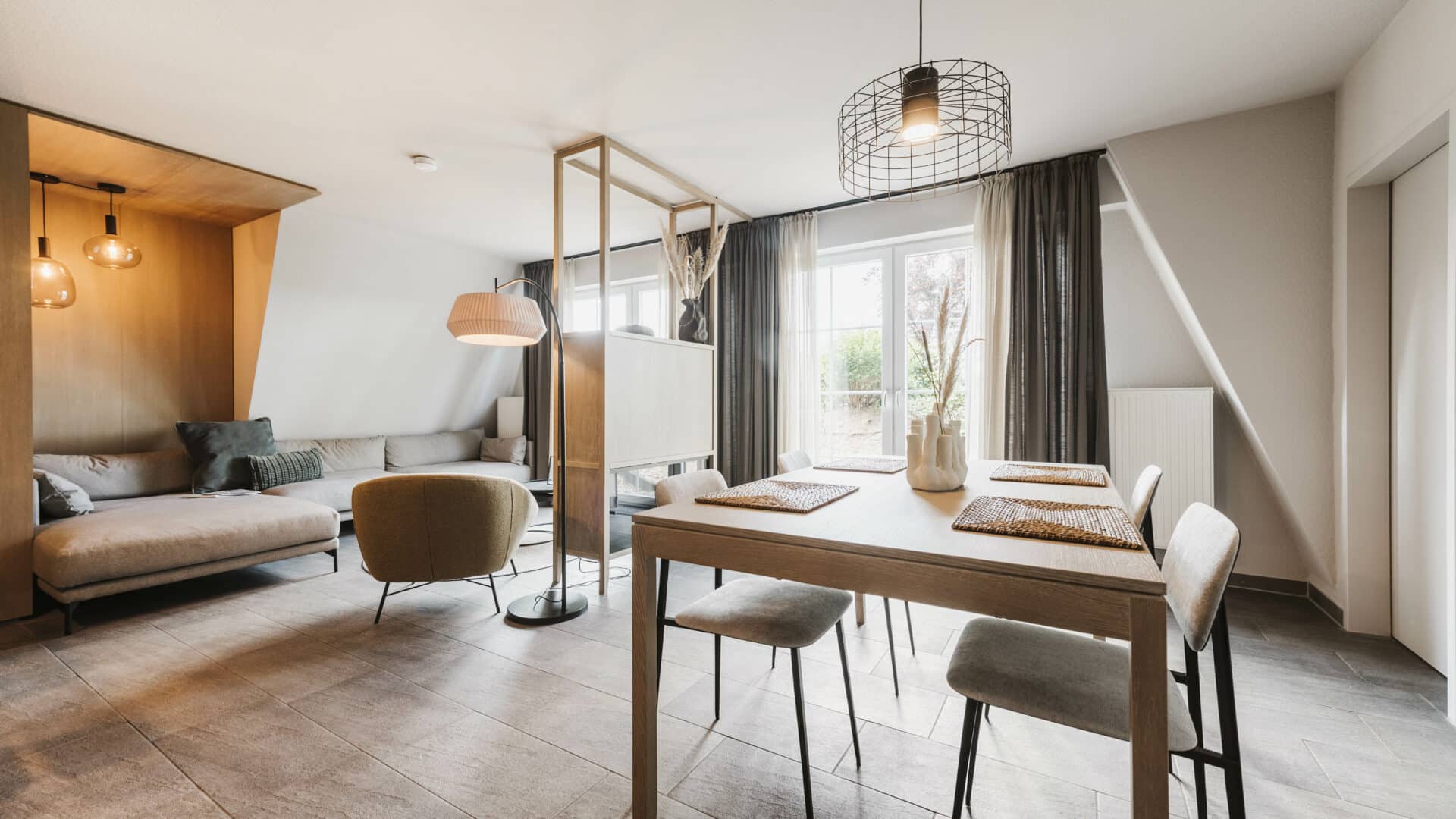 Wohnraum im Erdgeschoss des Ferienapartments im Seehotel Gronau