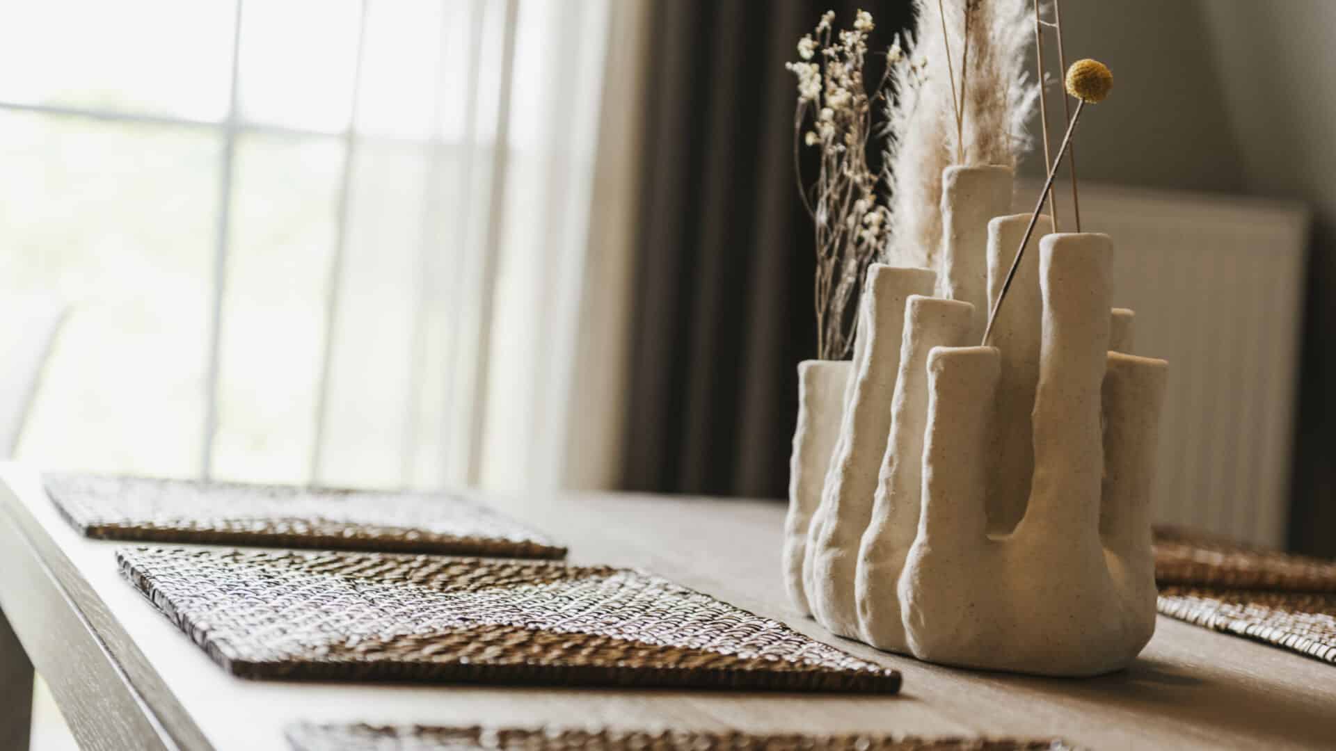 Detailansicht organische Vase als Centerpiece auf Essisch im Seehotel Gronau