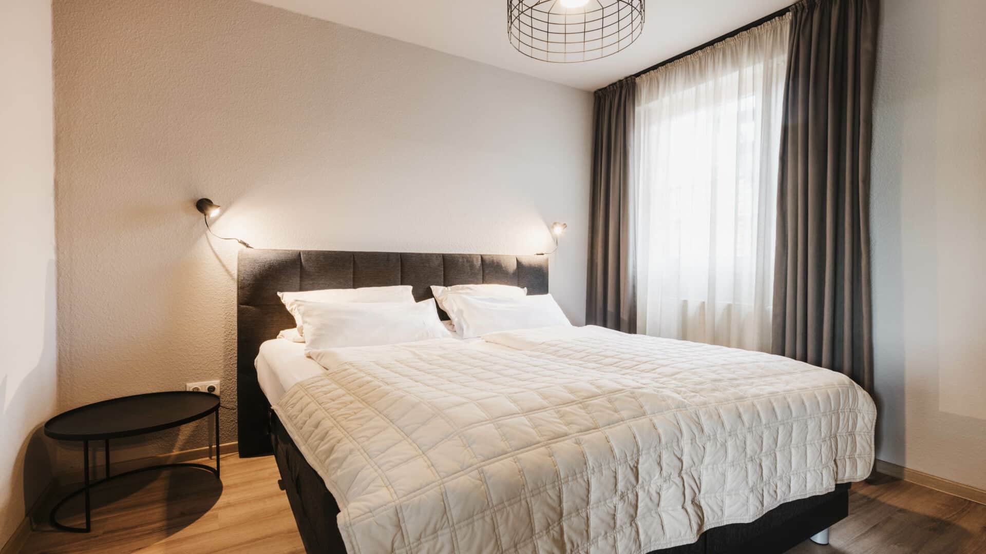 Doppelbett im Zimmer des Seehotel Gronau
