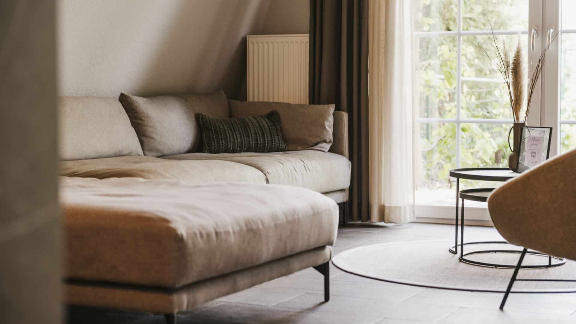 Sofa und Fenster im Seehotel Gronau