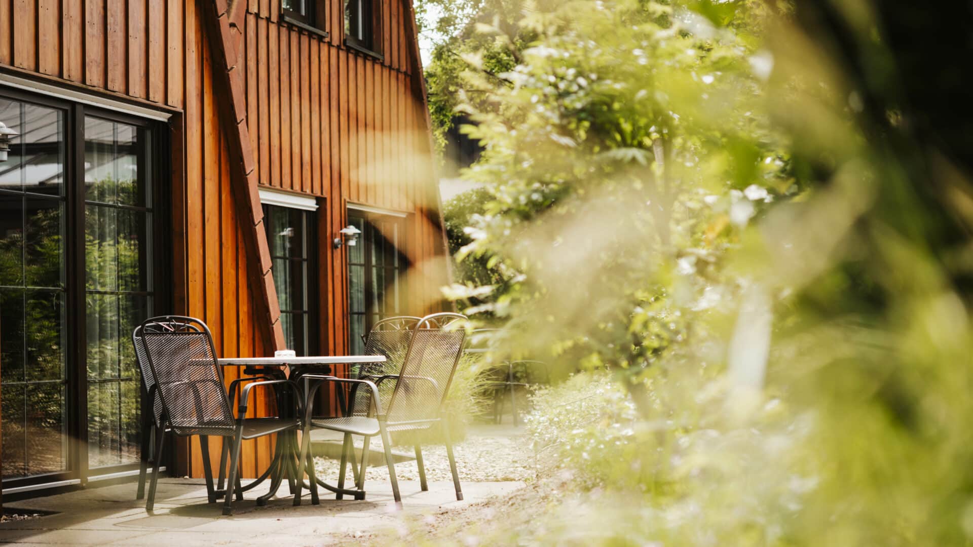 Terrasse mit Sitzplatz vor  Apartmenthaus im Seehotel Gronau