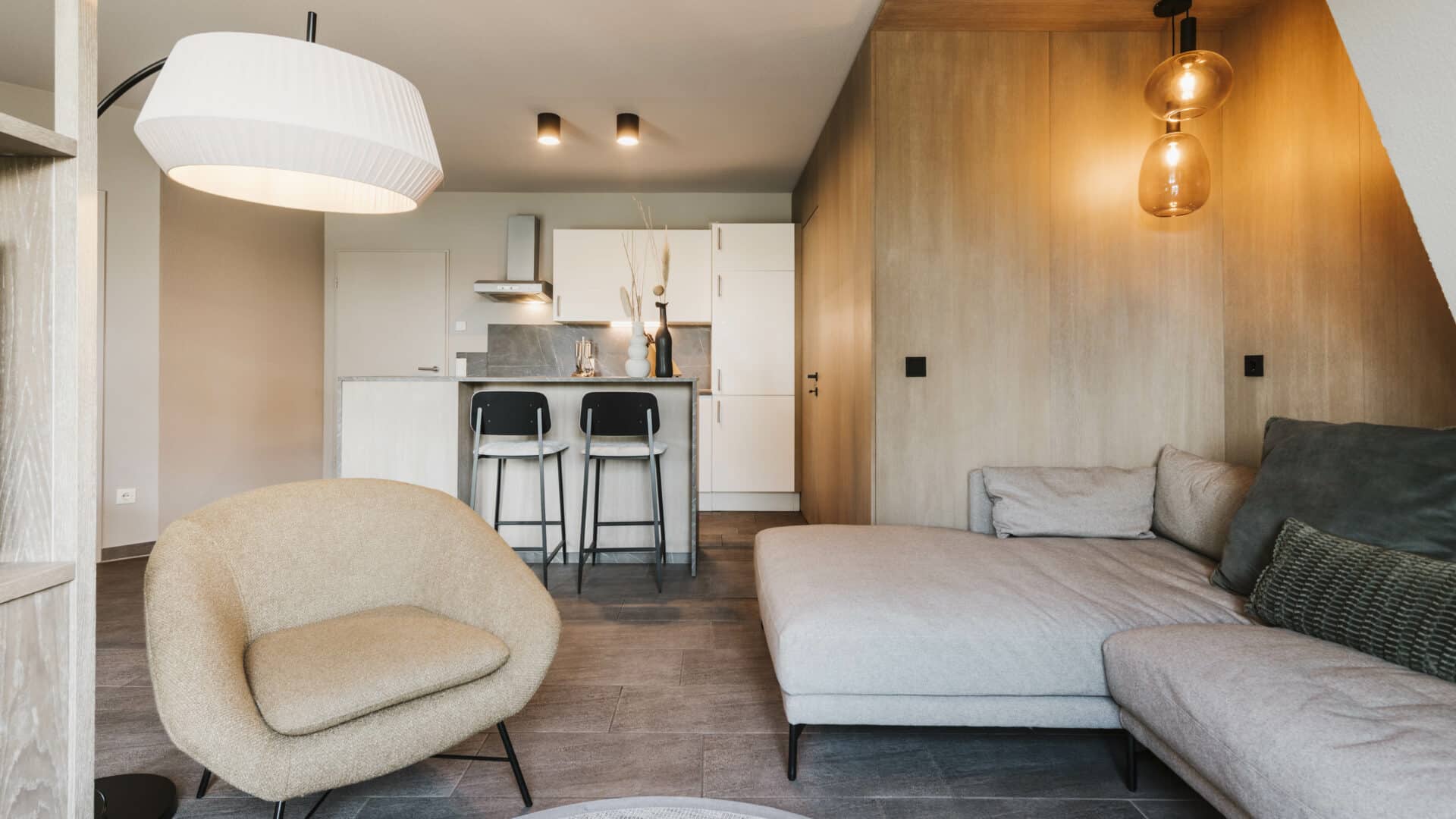 Küchentresen und Wohnzimmer im Seehotel Gronau