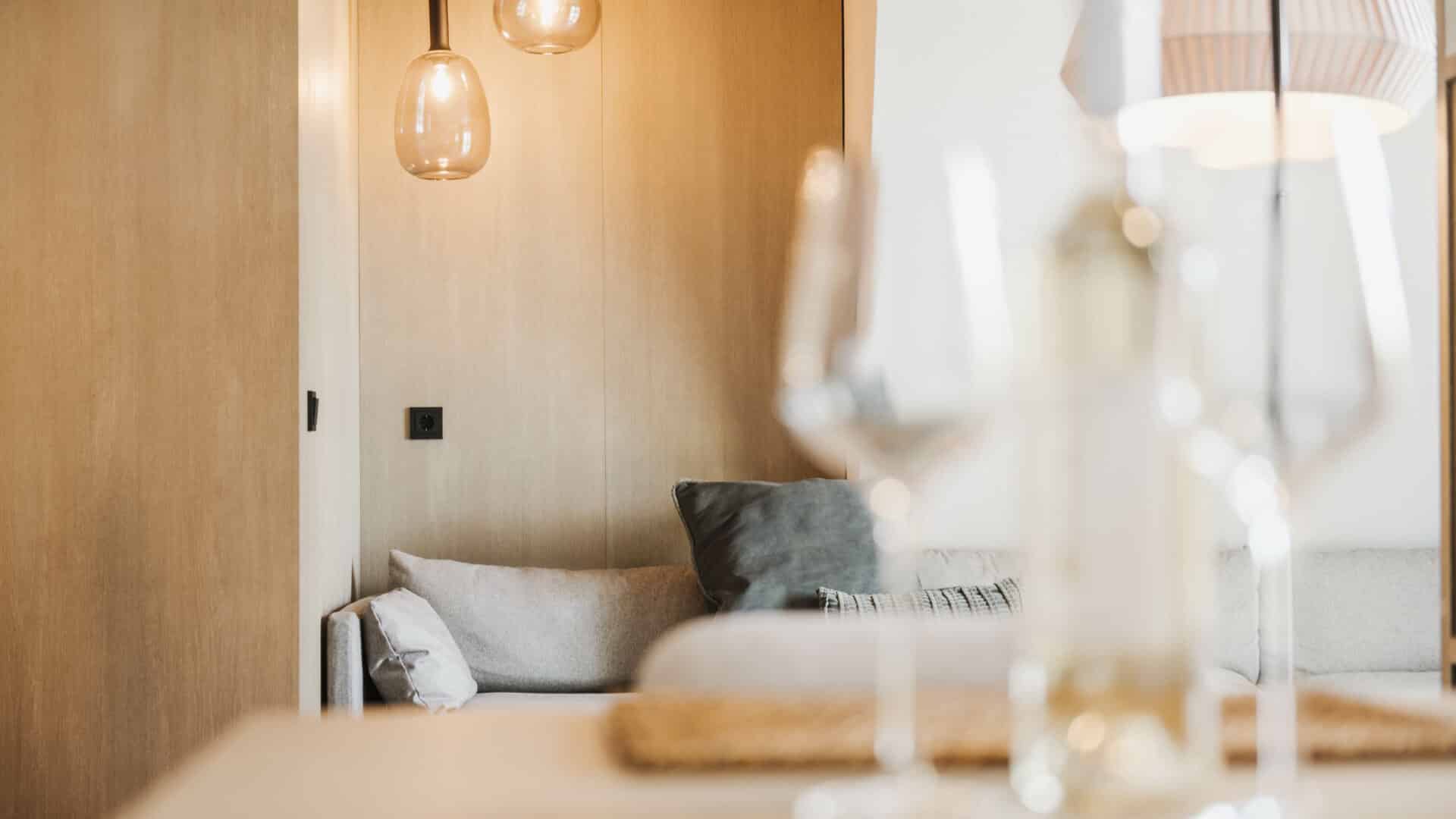 Sofaecke im Zimmer des Seehotel Gronau