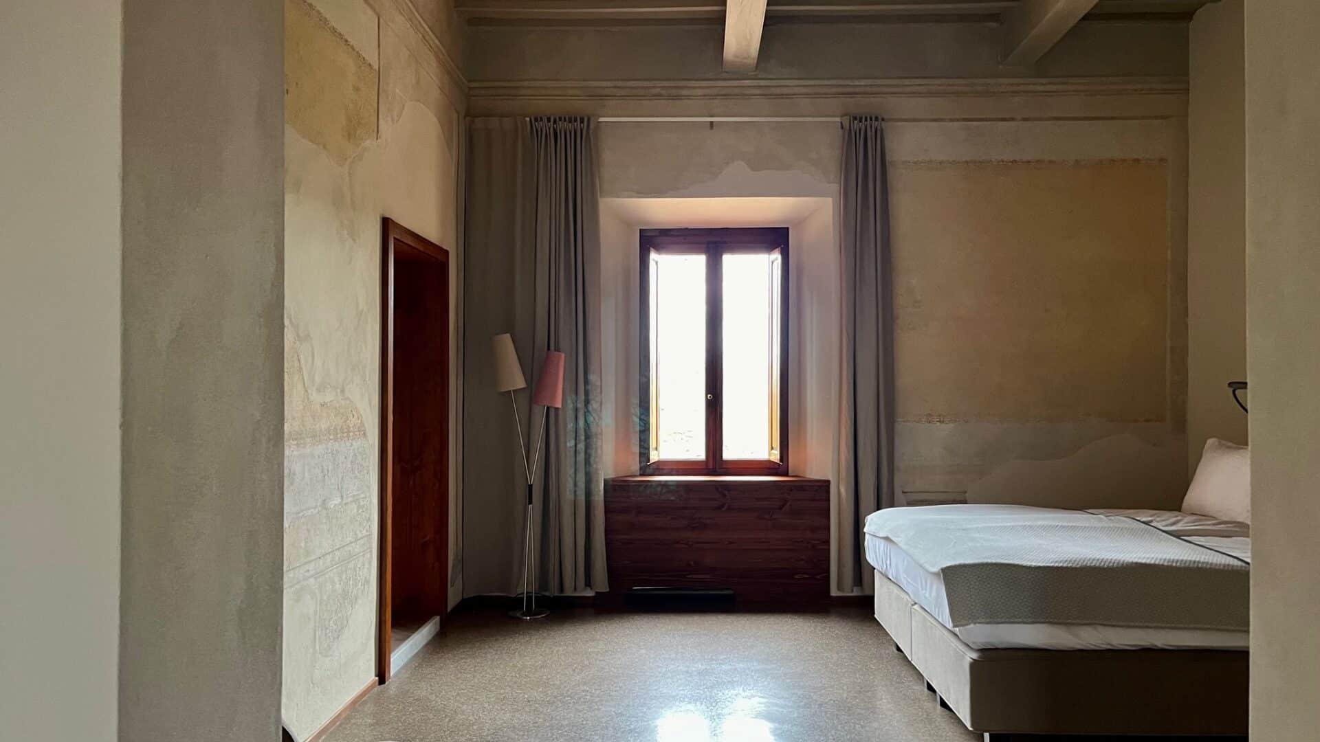 Schlafzimmer im ehemaligen Palazzo mit großem Fenster