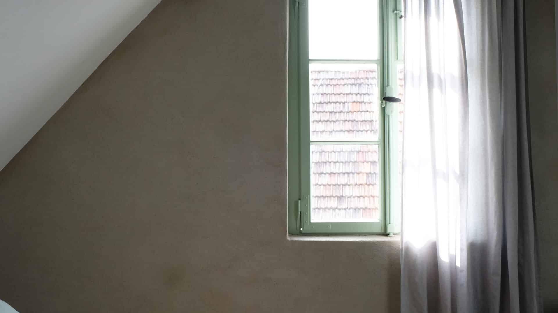 Zimmer mit Bett und Fenster im Schockelgaul