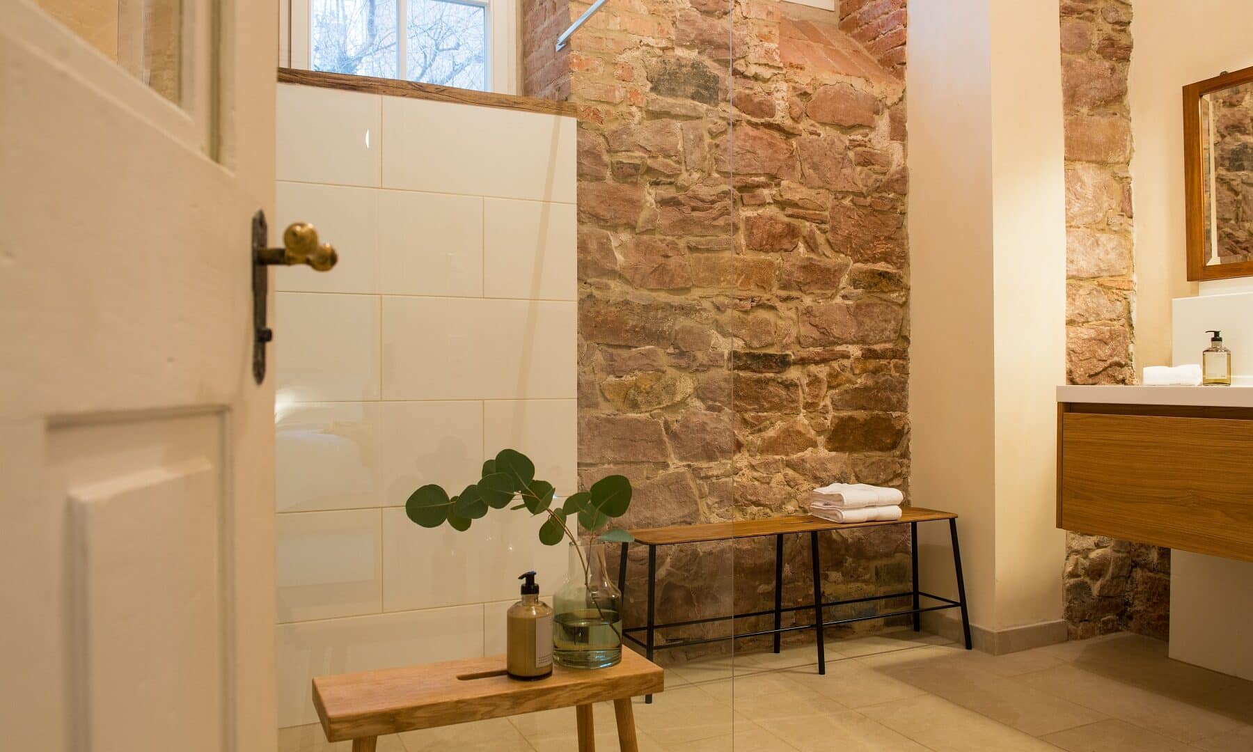 Badezimmer mit Backsteinwand im Palais Wunderlich
