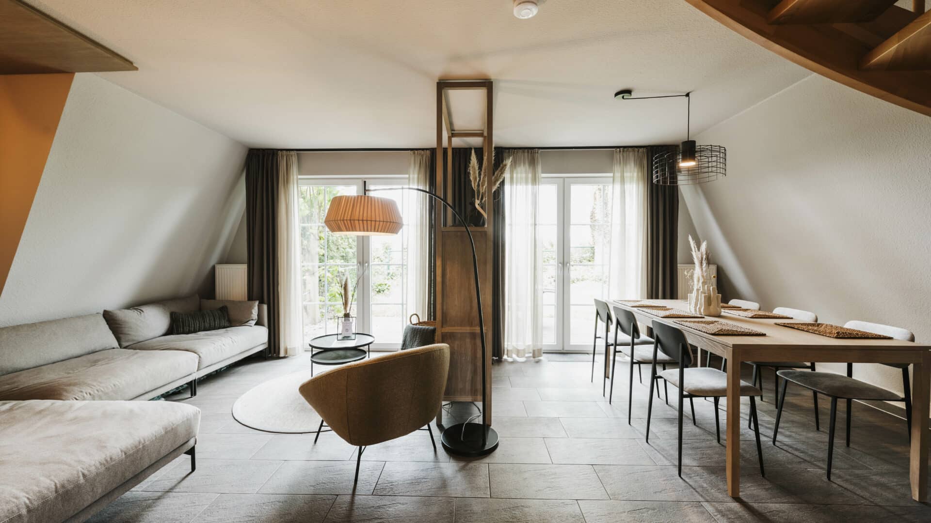 Wohnzimmer mit Tisch und großem Sofa im Seehotel Gronau